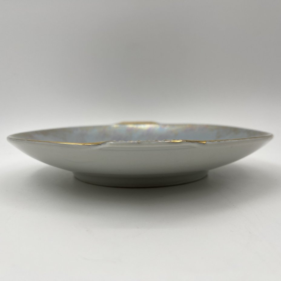 Блюдо, украшенное букетом роз