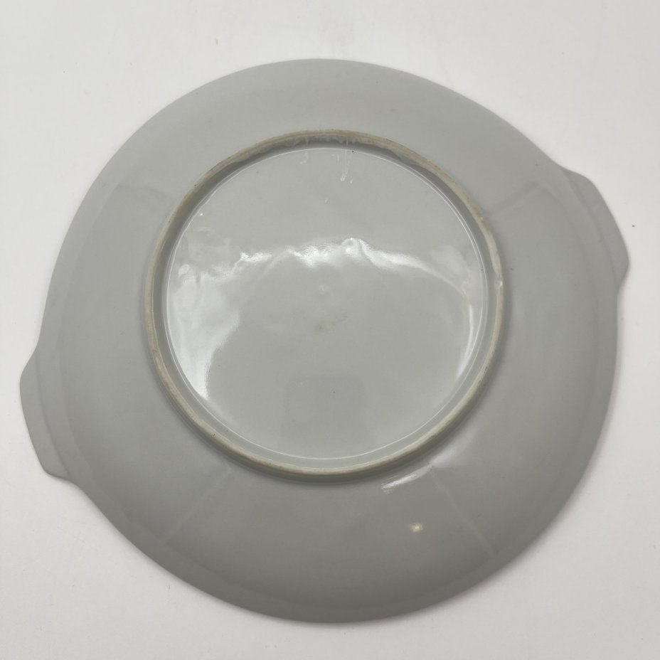 Блюдо, украшенное букетом роз