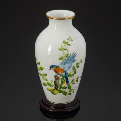 Ваза на подставке в восточном стиле из серии "The Bluebirds of Summer", автор рисунка A.J.Rudisill, Franklin Mint