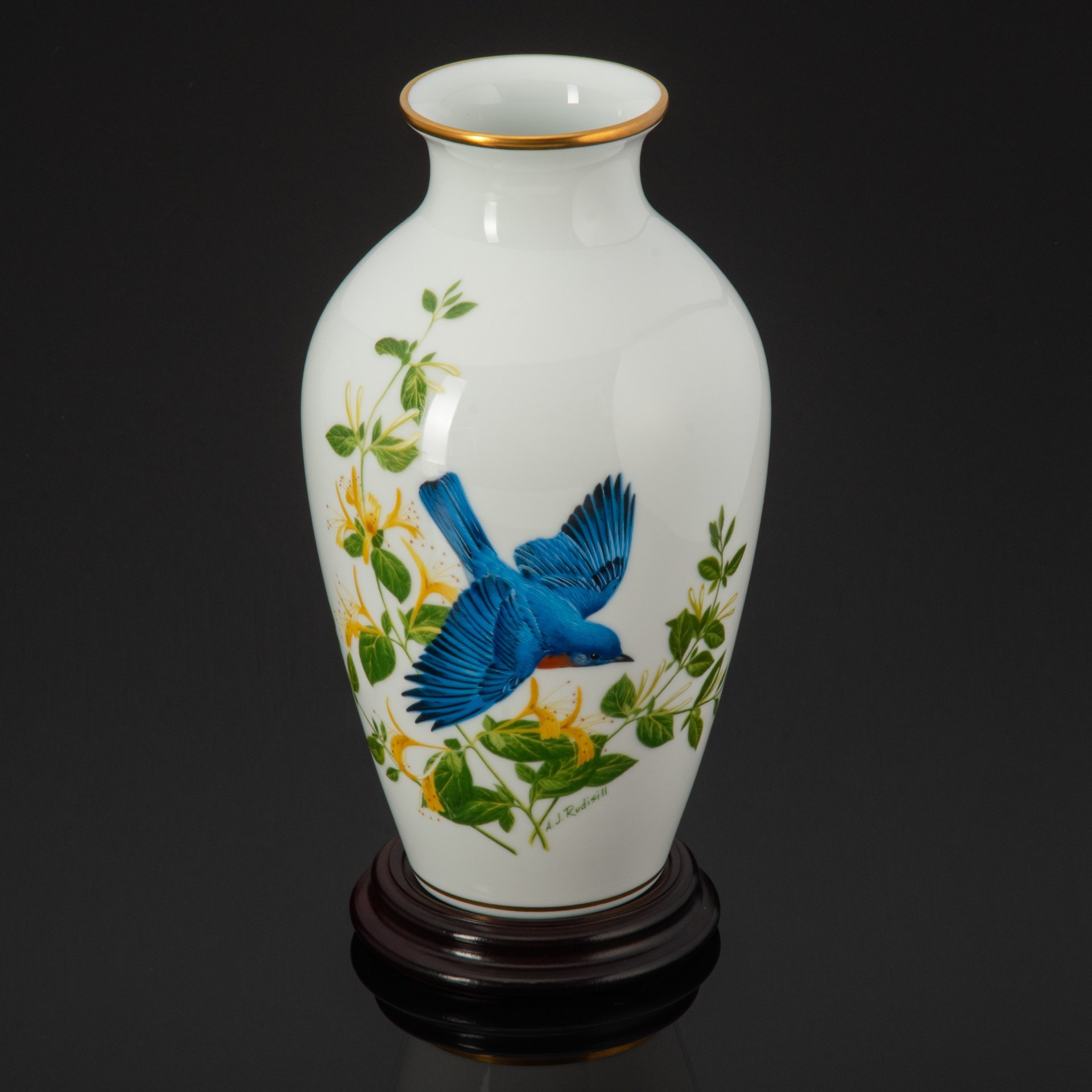 Ваза на подставке в восточном стиле из серии "The Bluebirds of Summer", автор рисунка A.J.Rudisill, Franklin Mint