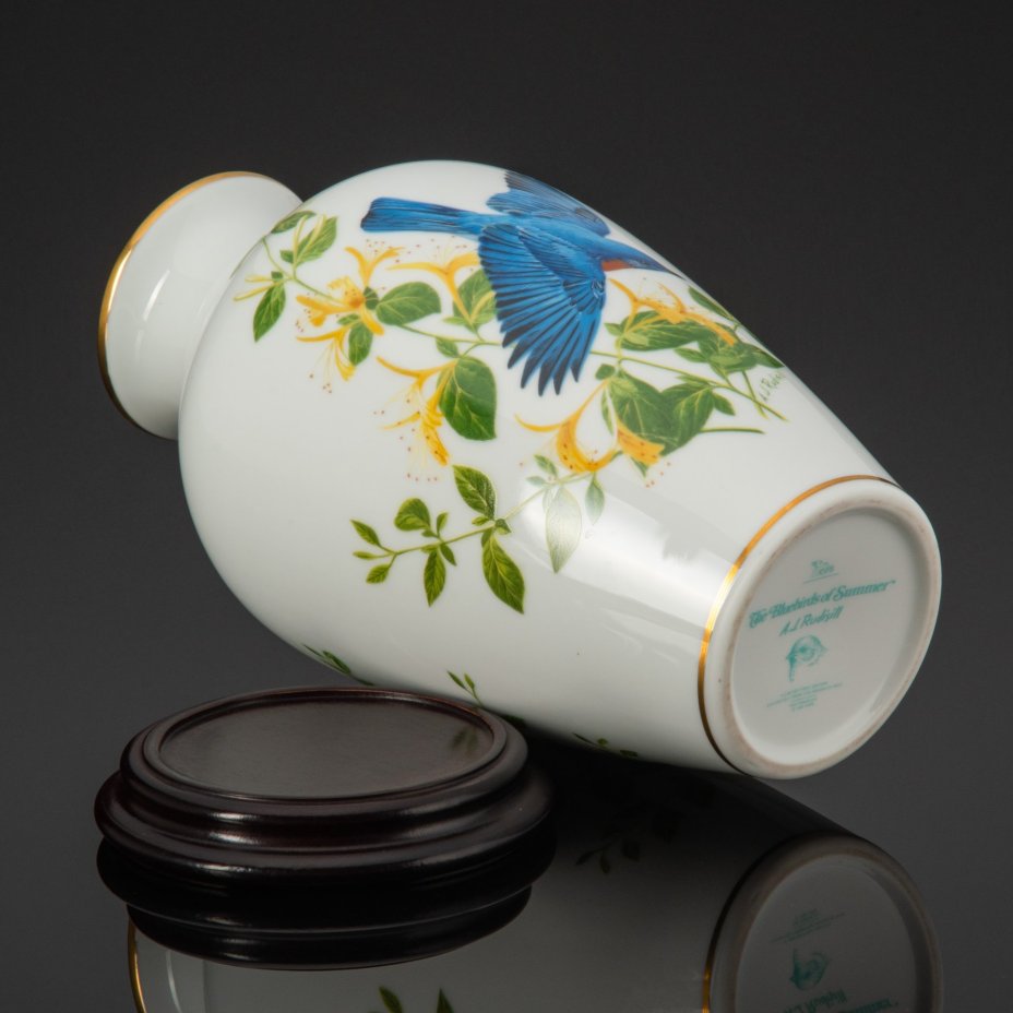 Ваза на подставке в восточном стиле из серии "The Bluebirds of Summer", автор рисунка A.J.Rudisill, Franklin Mint