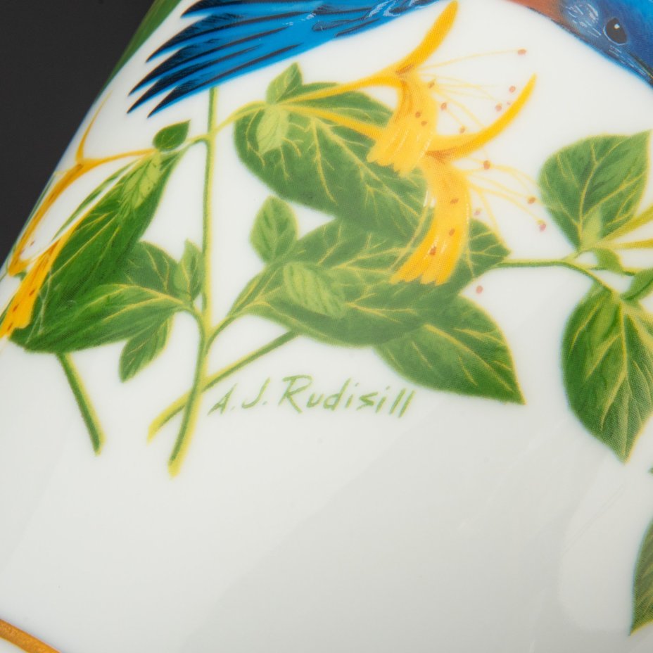 Ваза на подставке в восточном стиле из серии "The Bluebirds of Summer", автор рисунка A.J.Rudisill, Franklin Mint