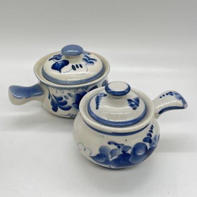 Набор из 2 горшочков для запекания (сахарниц) с цветочным расписным декором, фарфор, роспись, Речицкий фарфоровый завод (Гжель), СССР, 1970-1980 гг.