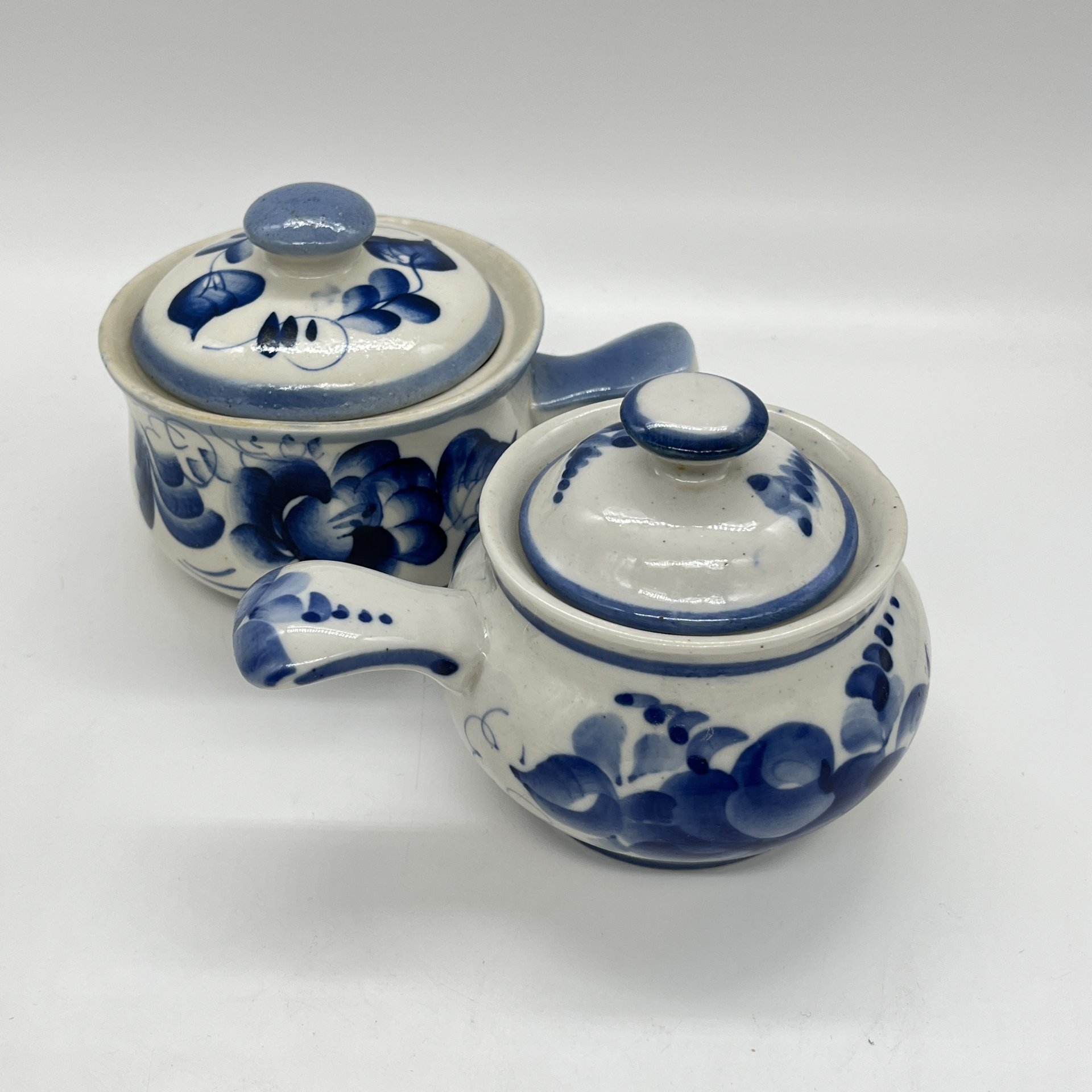 Набор из 2 горшочков для запекания (сахарниц) с цветочным расписным декором, фарфор, роспись, Речицкий фарфоровый завод (Гжель), СССР, 1970-1980 гг.