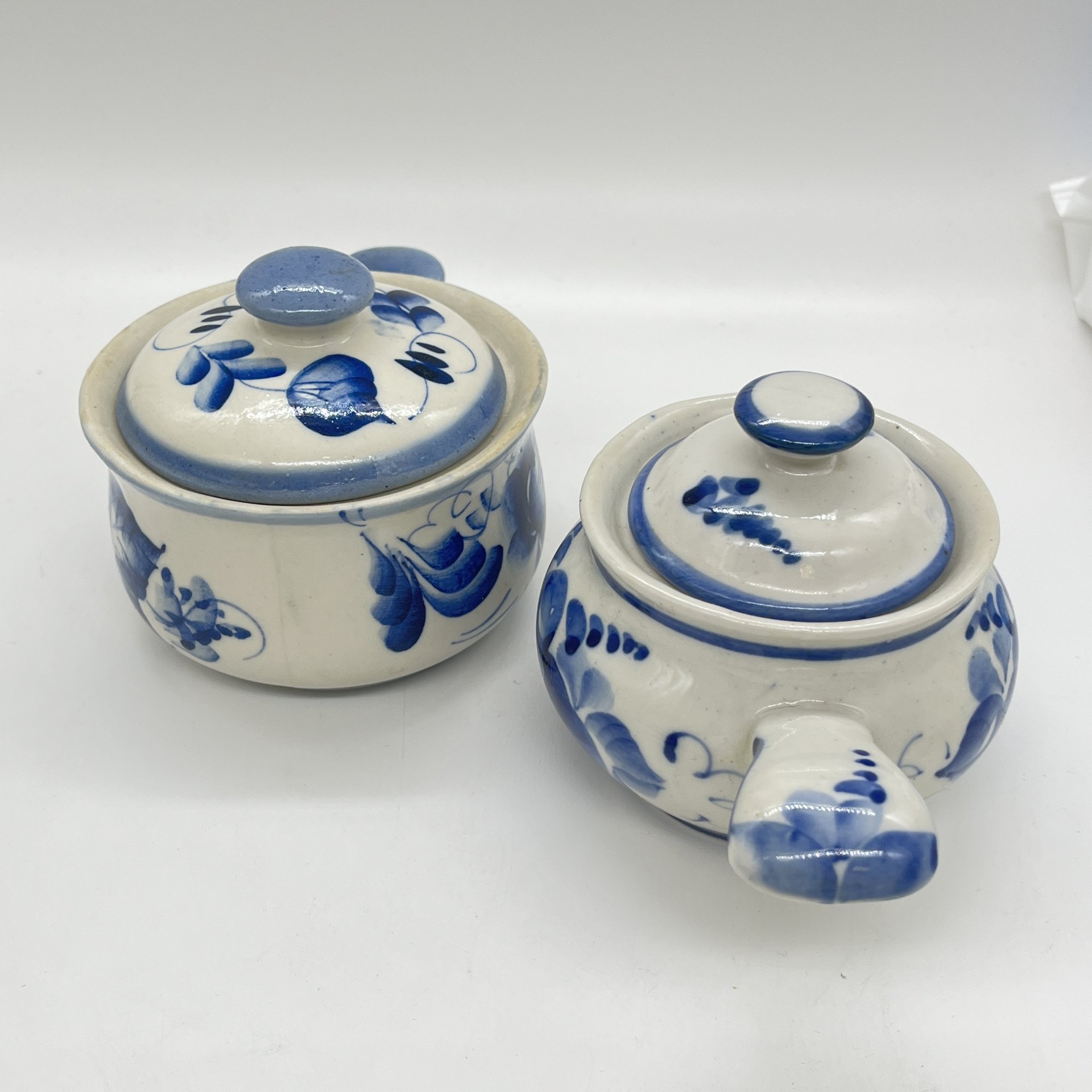 Набор из 2 горшочков для запекания (сахарниц) с цветочным расписным декором, фарфор, роспись, Речицкий фарфоровый завод (Гжель), СССР, 1970-1980 гг.