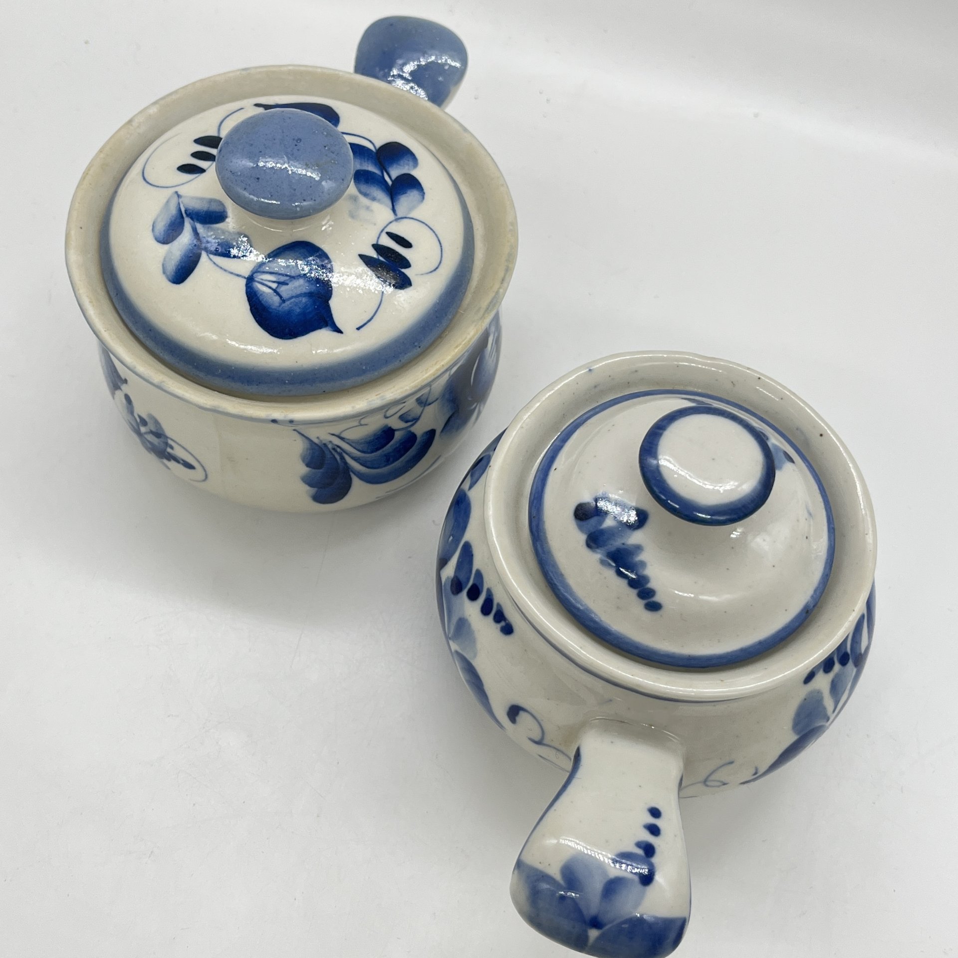 Набор из 2 горшочков для запекания (сахарниц) с цветочным расписным декором, фарфор, роспись, Речицкий фарфоровый завод (Гжель), СССР, 1970-1980 гг.