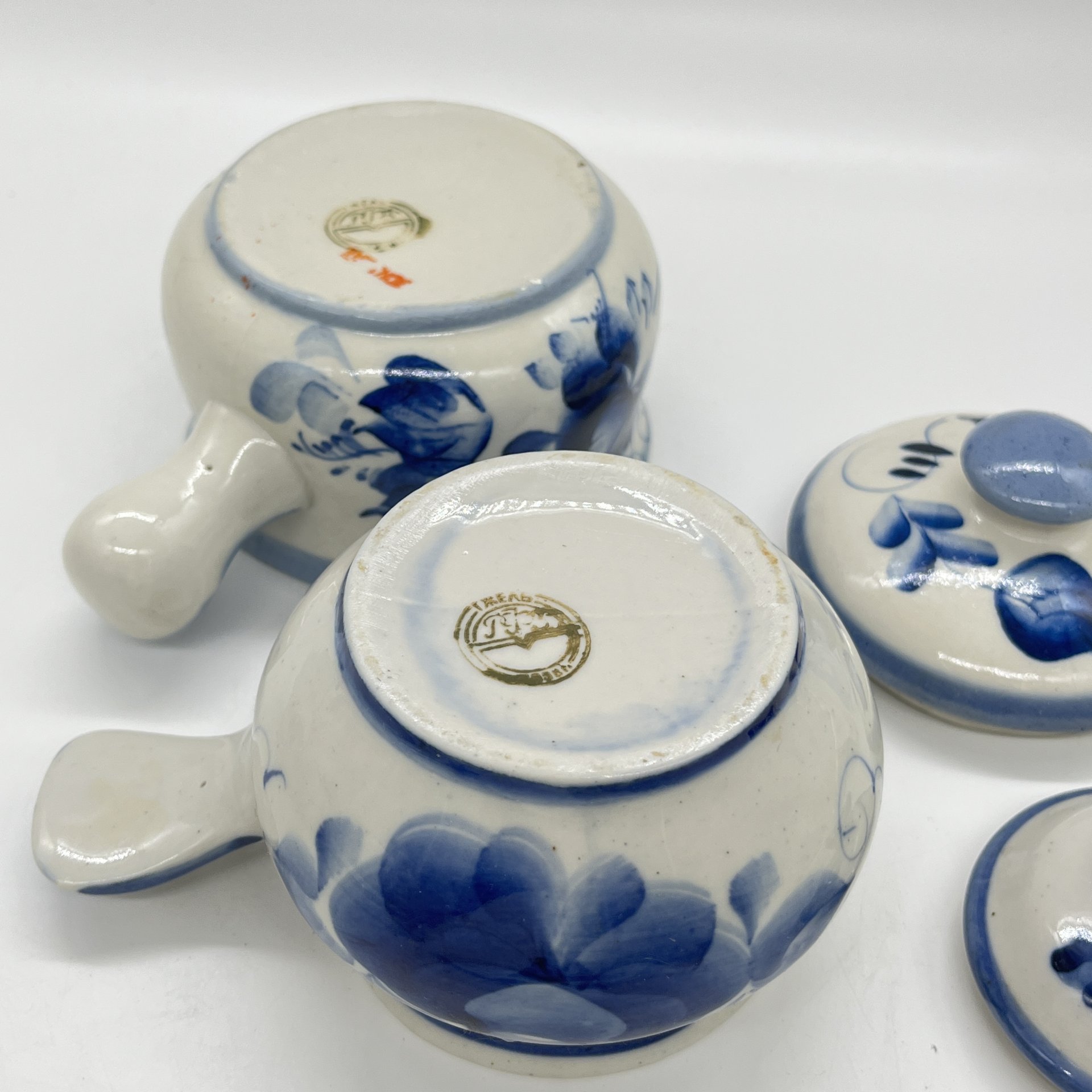 Набор из 2 горшочков для запекания (сахарниц) с цветочным расписным декором, фарфор, роспись, Речицкий фарфоровый завод (Гжель), СССР, 1970-1980 гг.