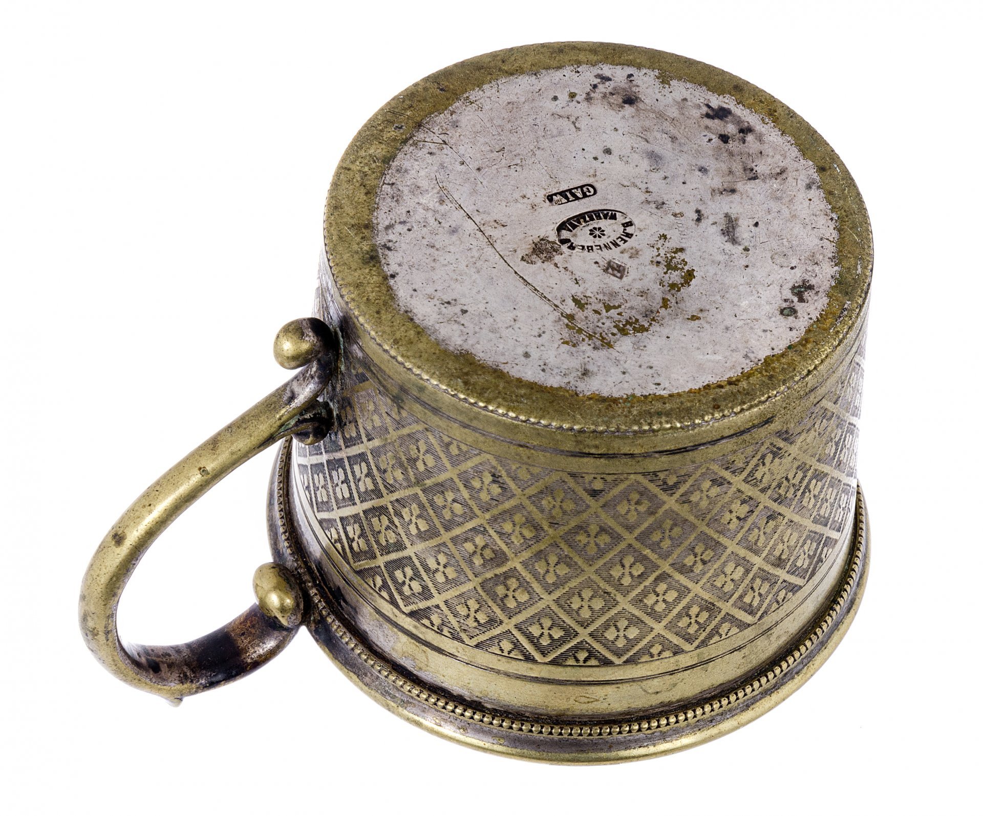 Подстаканник с геометрическим декором, латунь, литье, гравировка, фирма "Братья Хеннеберг", Варшава, Российская Империя, 1856-1914 гг., Bracia Henneberg (Братья Хеннеберг