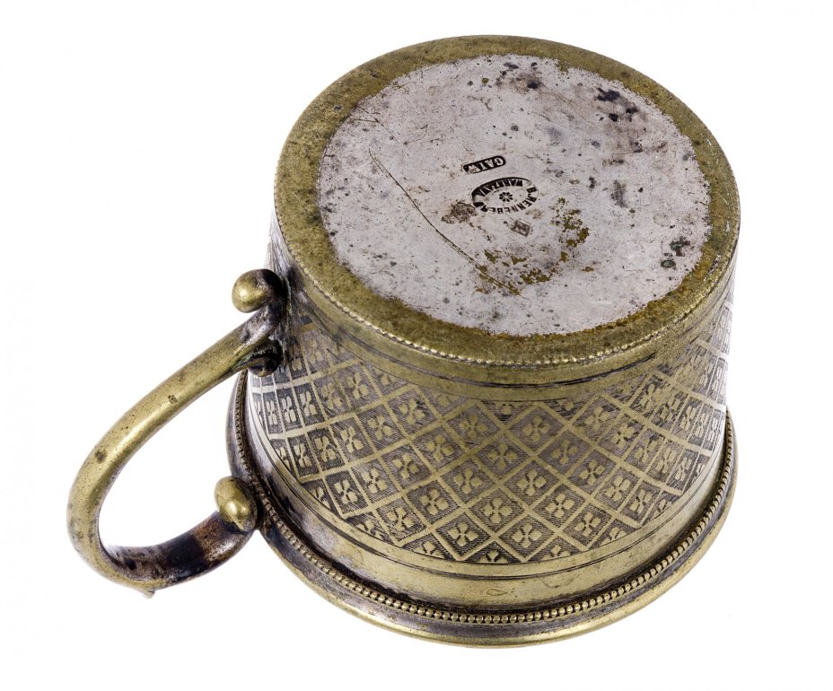 Подстаканник с геометрическим декором, латунь, литье, гравировка, фирма "Братья Хеннеберг", Варшава, Российская Империя, 1856-1914 гг., Bracia Henneberg (Братья Хеннеберг, Варшава)