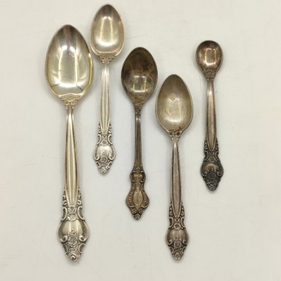 Набор из 5-ти ложек (чайная ложка, 4 кофейные ложки) с цветочным декором, мНЦ (медь-никель-цинк), Киевский завод столовых приборов и посуды им. Дзержинского (ЗiД, ЗиД), СССР, 1974-1984 гг.