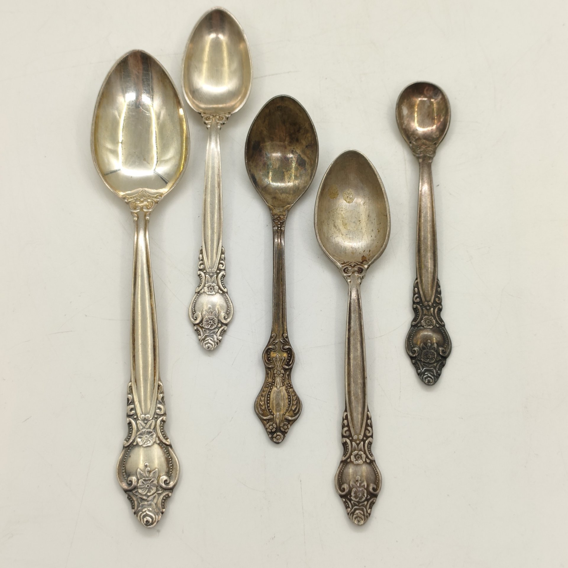 Набор из 5-ти ложек (чайная ложка, 4 кофейные ложки) с цветочным декором, мНЦ (медь-никель-цинк), Киевский завод столовых приборов и посуды им. Дзержинского (ЗiД, ЗиД), СССР, 1974-1984 гг.