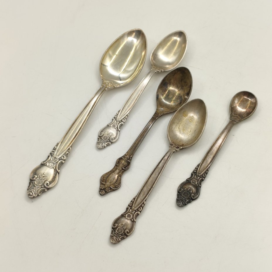 Набор из 5-ти ложек (чайная ложка, 4 кофейные ложки) с цветочным декором, мНЦ (медь-никель-цинк), Киевский завод столовых приборов и посуды им. Дзержинского (ЗiД, ЗиД), СССР, 1974-1984 гг.