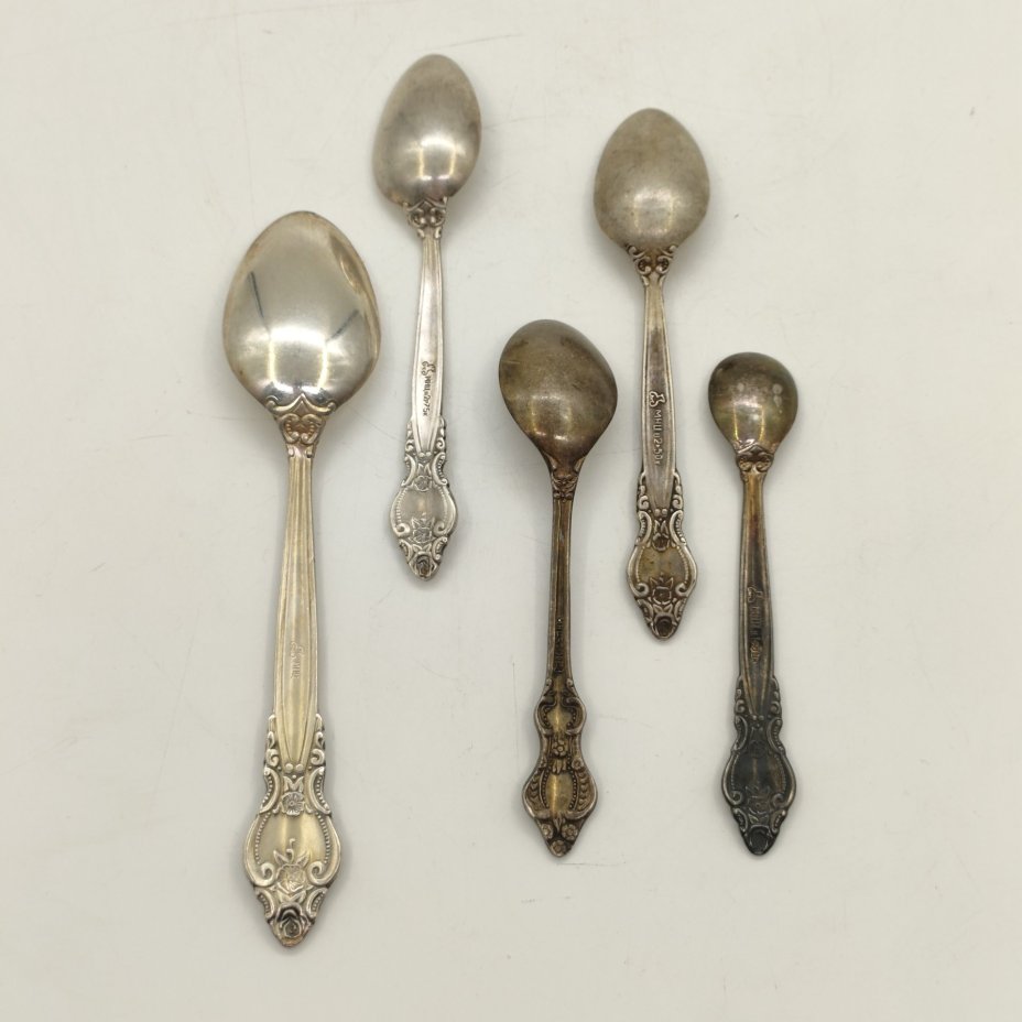 Набор из 5-ти ложек (чайная ложка, 4 кофейные ложки) с цветочным декором, мНЦ (медь-никель-цинк), Киевский завод столовых приборов и посуды им. Дзержинского (ЗiД, ЗиД), СССР, 1974-1984 гг.