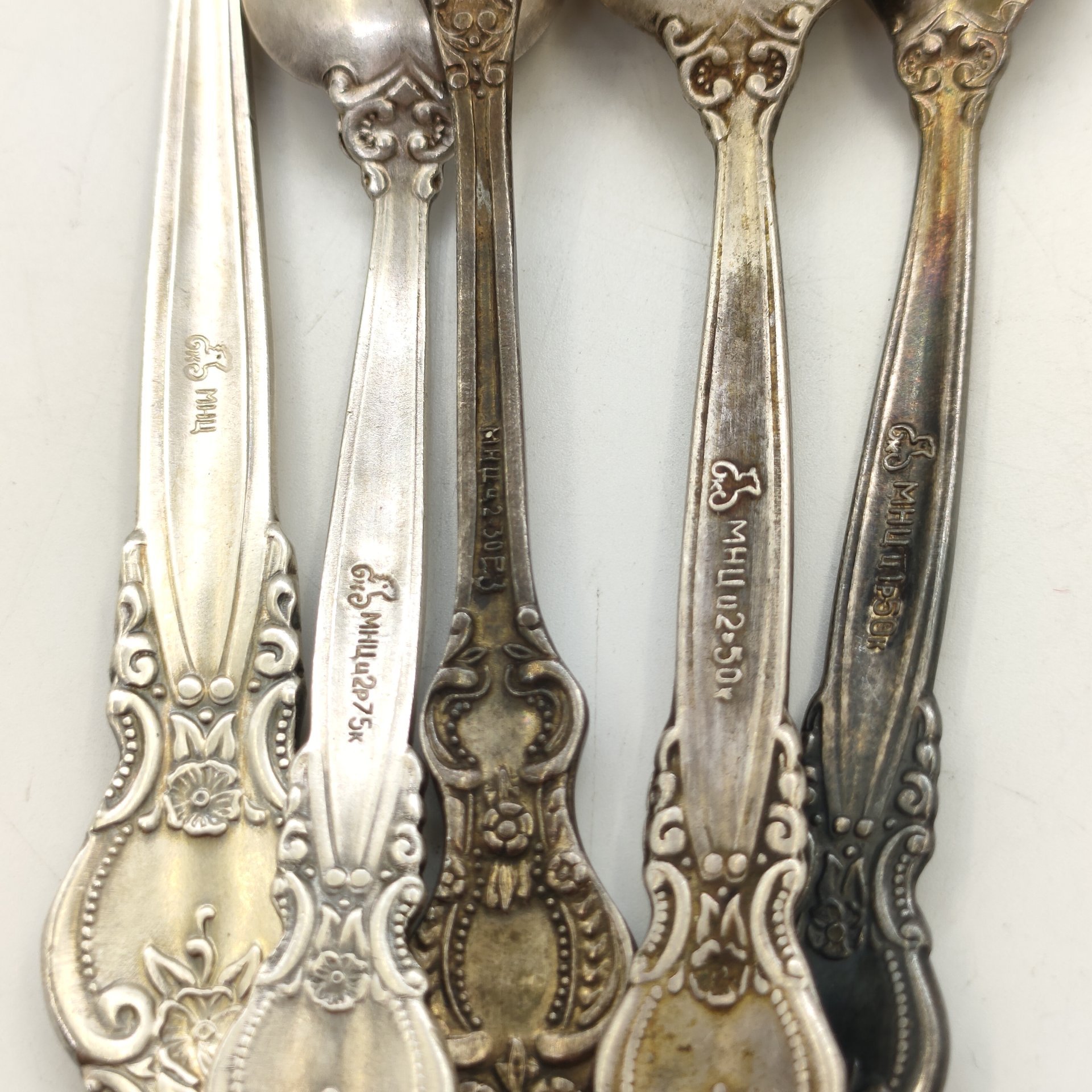 Набор из 5-ти ложек (чайная ложка, 4 кофейные ложки) с цветочным декором, мНЦ (медь-никель-цинк), Киевский завод столовых приборов и посуды им. Дзержинского (ЗiД, ЗиД), СССР, 1974-1984 гг.