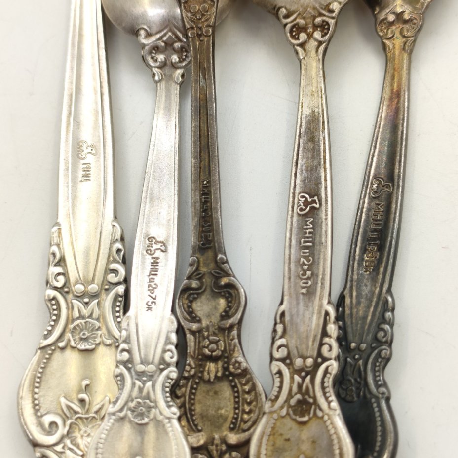 Набор из 5-ти ложек (чайная ложка, 4 кофейные ложки) с цветочным декором, мНЦ (медь-никель-цинк), Киевский завод столовых приборов и посуды им. Дзержинского (ЗiД, ЗиД), СССР, 1974-1984 гг.