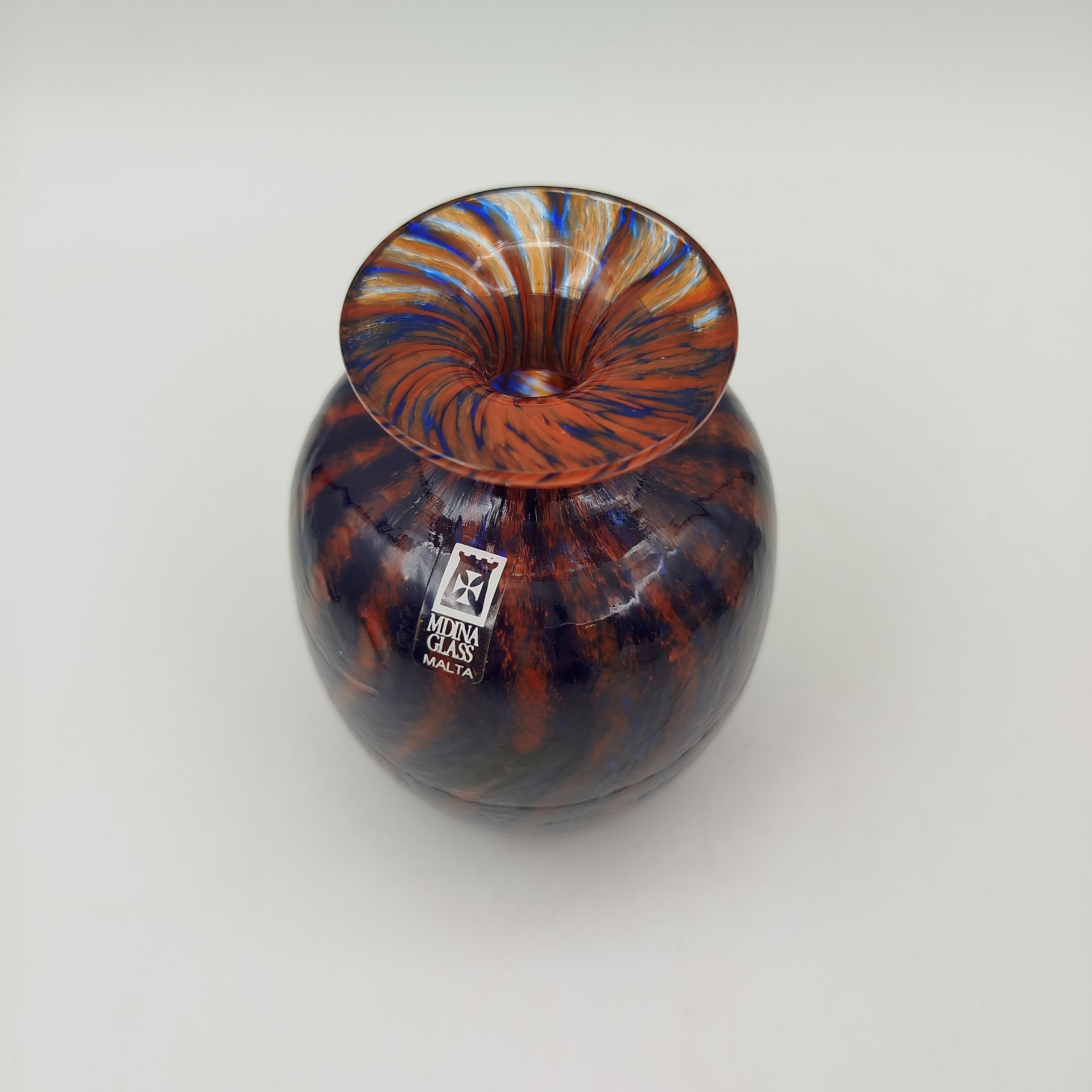 Ваза миниатюрная с волнообразным декором сине-оранжевого цвета, Mdina Glass