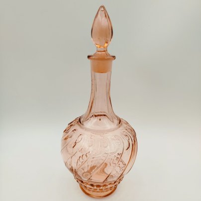 Штоф для крепких напитков, декорированный узорами, стекло, розалиновое, СССР, 1960-1980 гг.