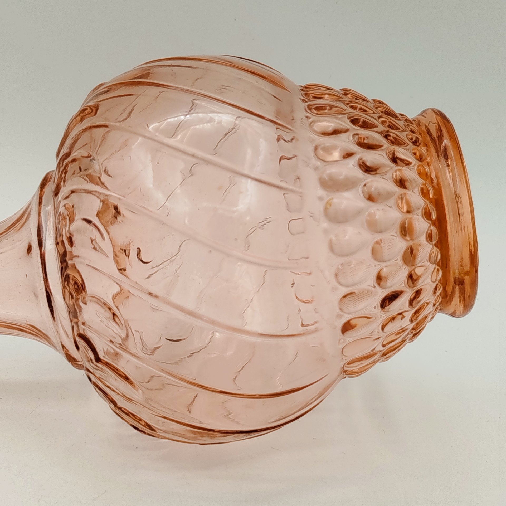 Штоф для крепких напитков, декорированный узорами, стекло, розалиновое, СССР, 1960-1980 гг.