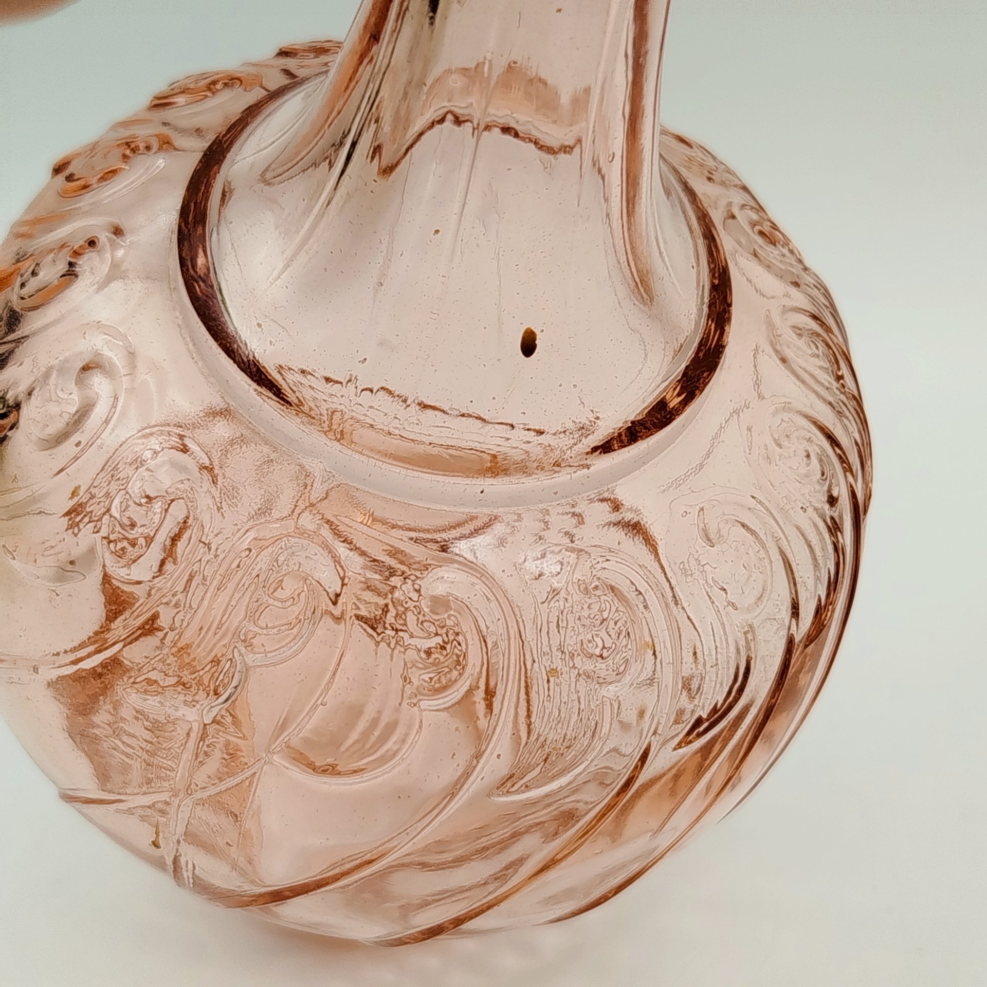 Штоф для крепких напитков, декорированный узорами, стекло, розалиновое, СССР, 1960-1980 гг.