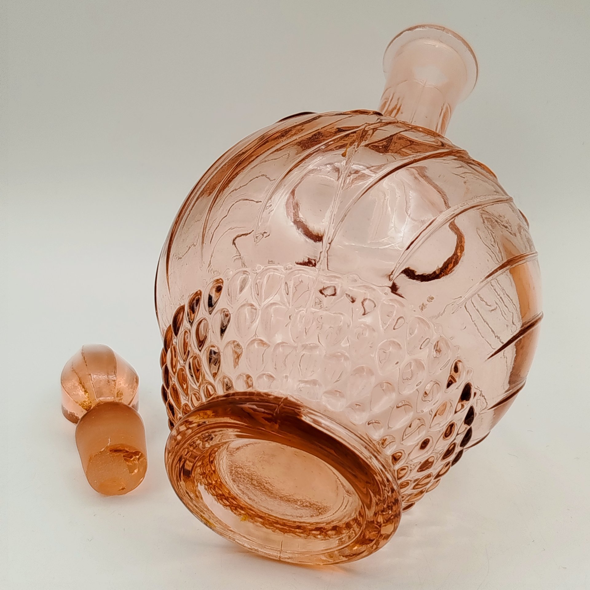 Штоф для крепких напитков, декорированный узорами, стекло, розалиновое, СССР, 1960-1980 гг.