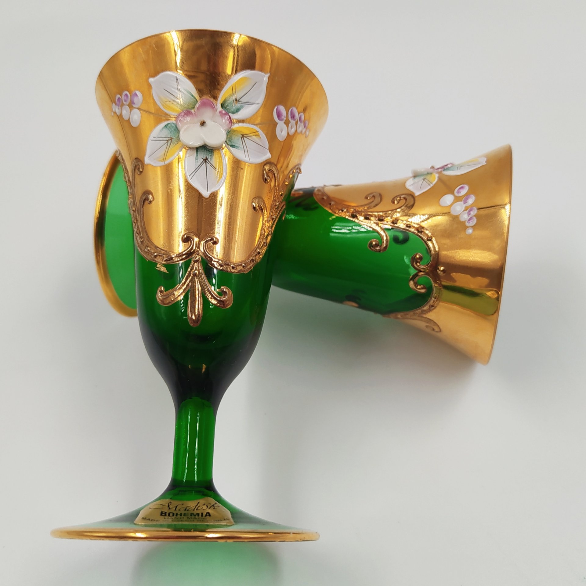 Пара рюмок зеленого цвета с лепным декором, Bohemia Crystal (Bohemia Glass)