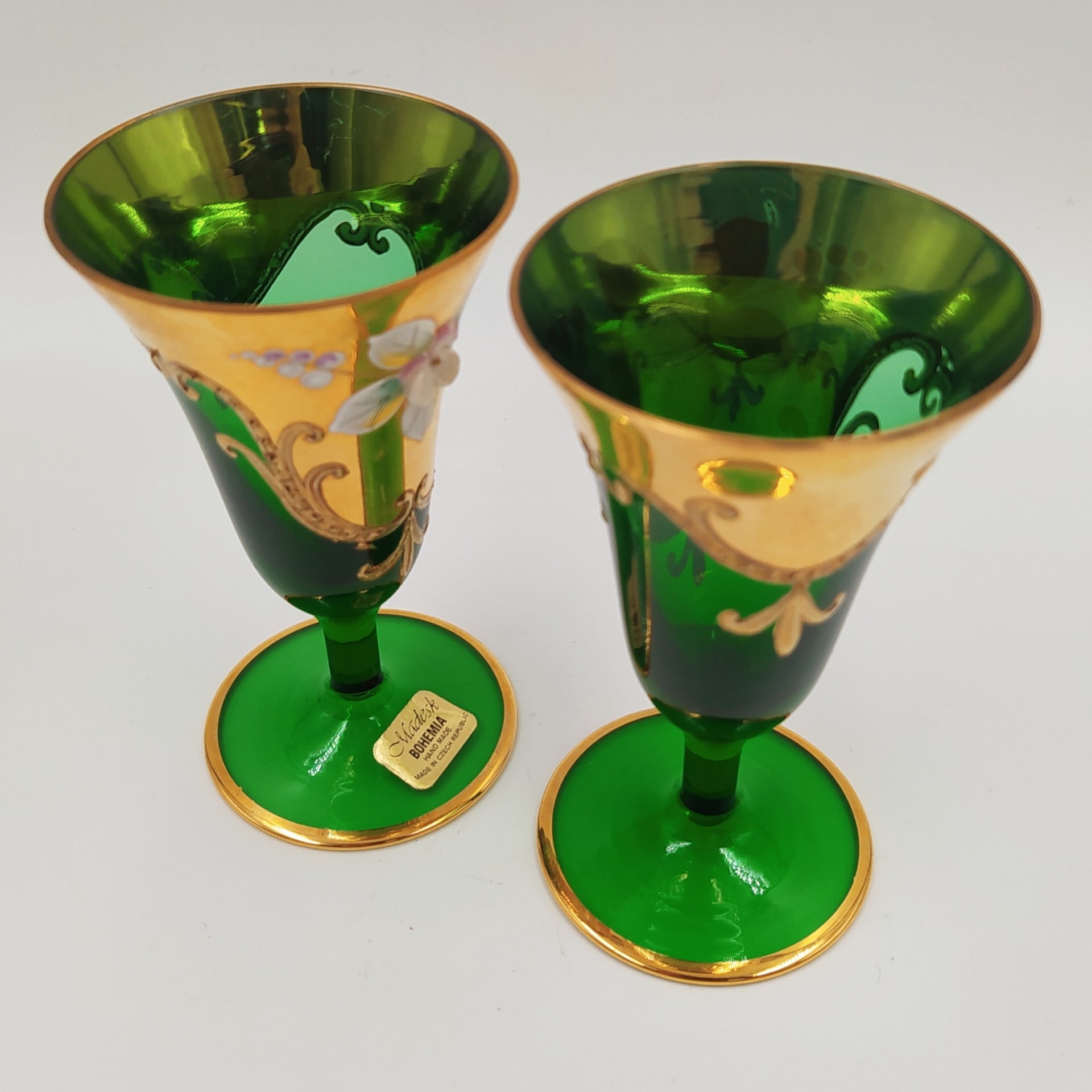 Пара рюмок зеленого цвета с лепным декором, Bohemia Crystal (Bohemia Glass)