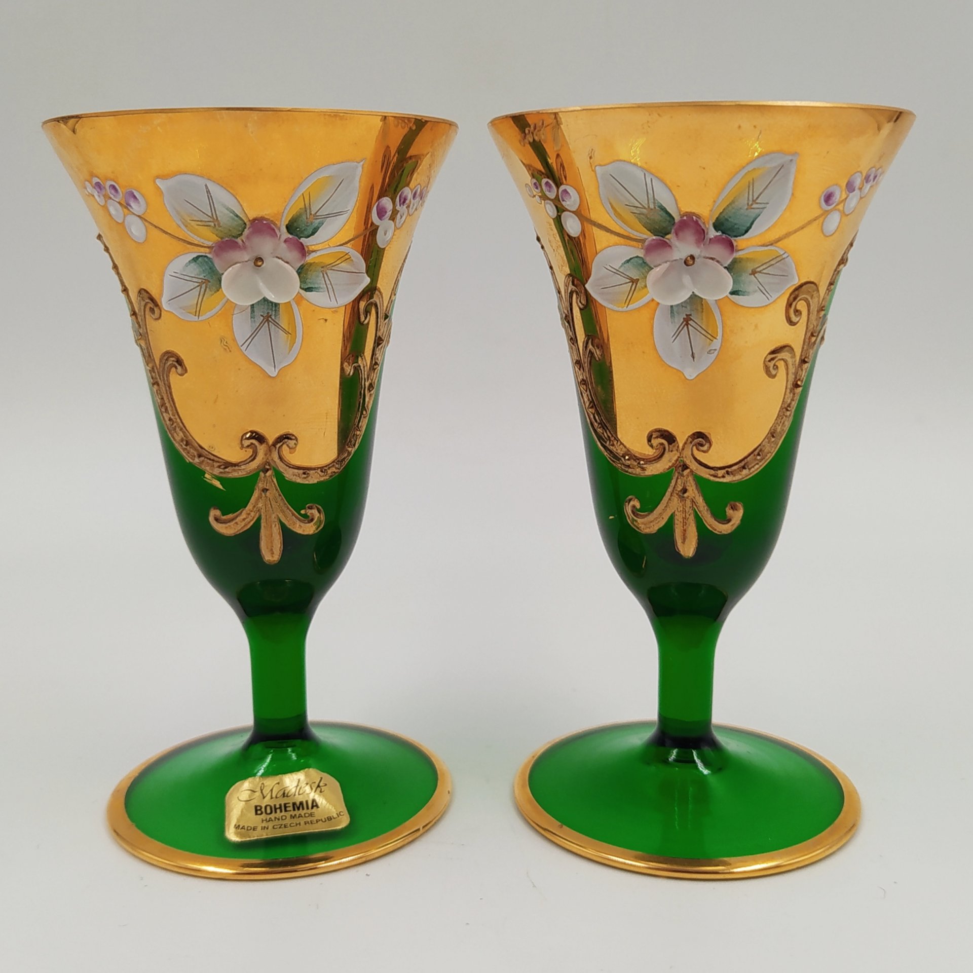 Пара рюмок зеленого цвета с лепным декором, Bohemia Crystal (Bohemia Glass)
