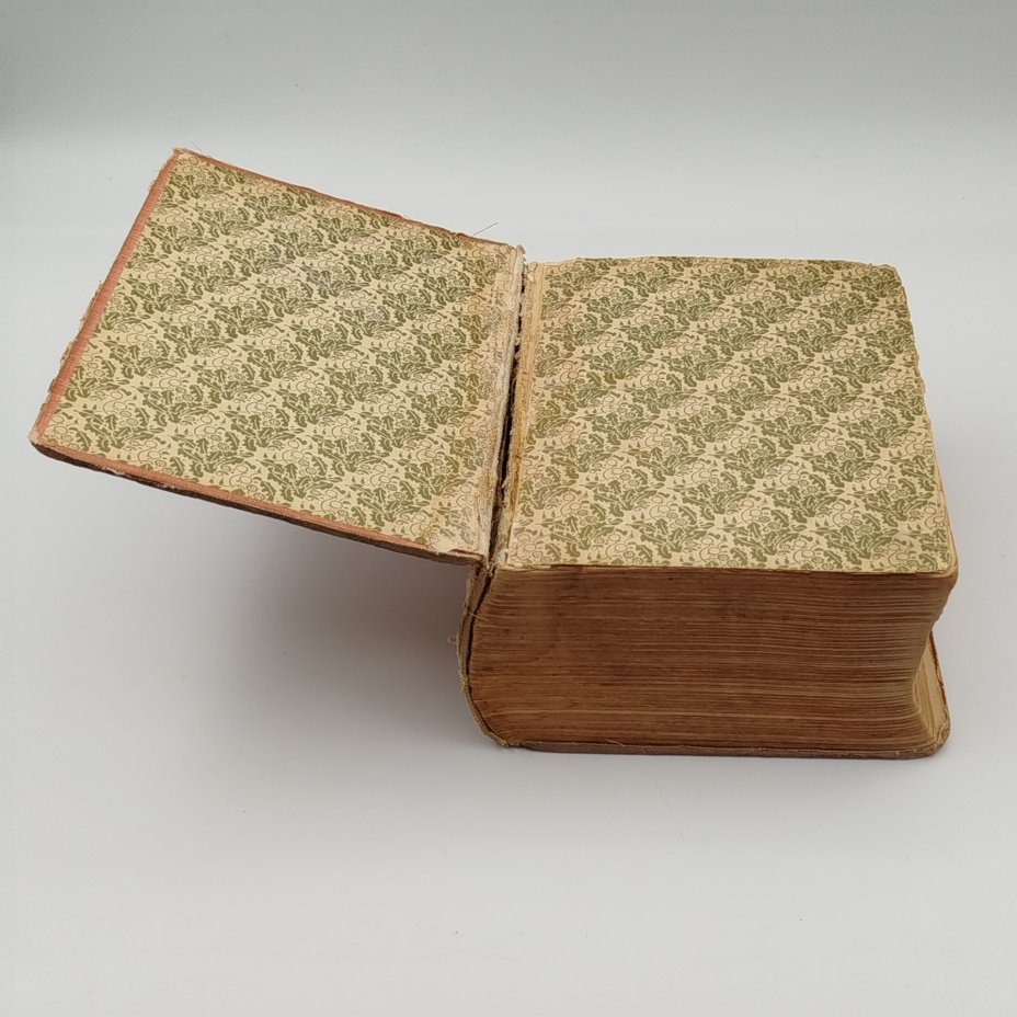 Энциклопедический словарь "Petit Larousse illustre" на французском языке