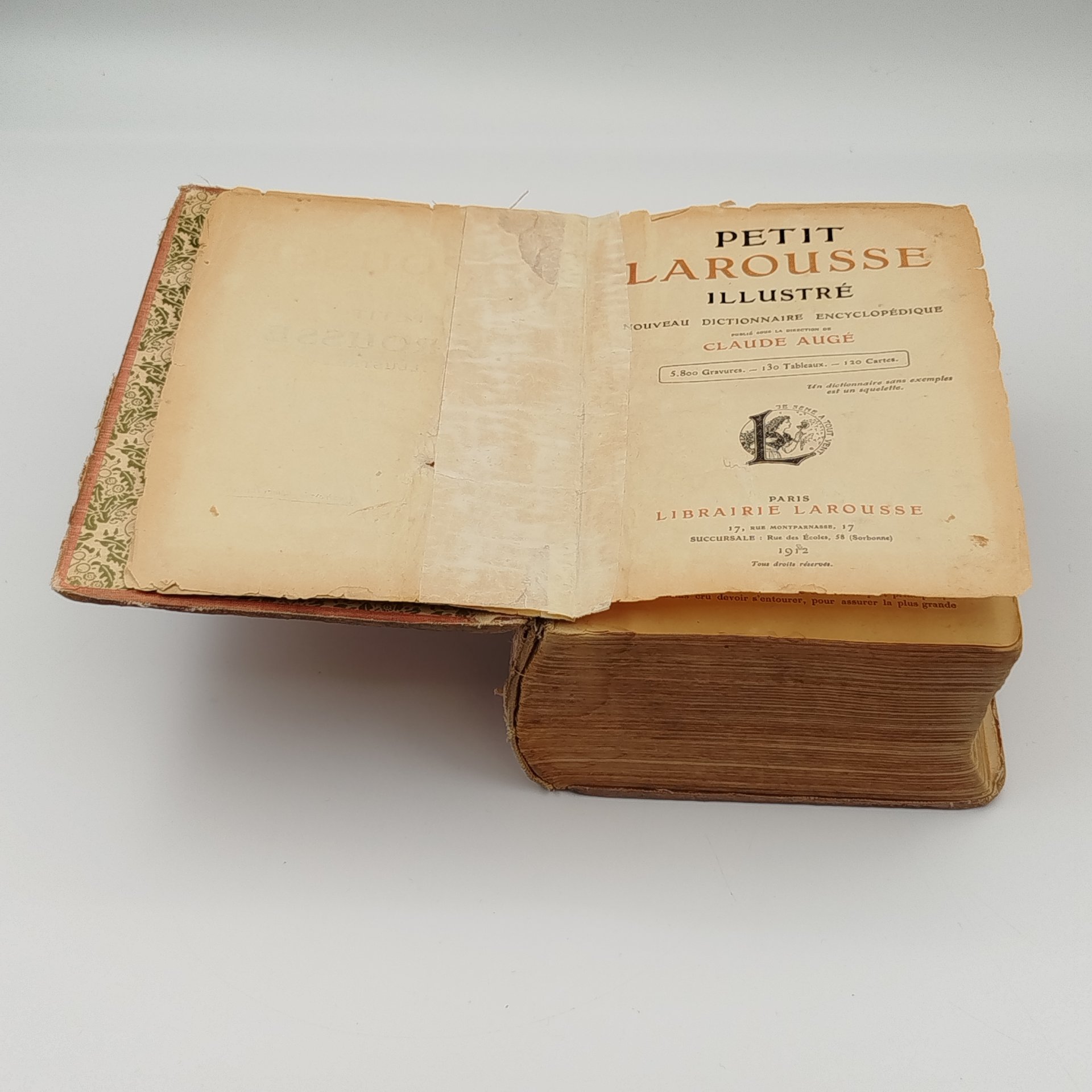 Энциклопедический словарь "Petit Larousse illustre" на французском языке