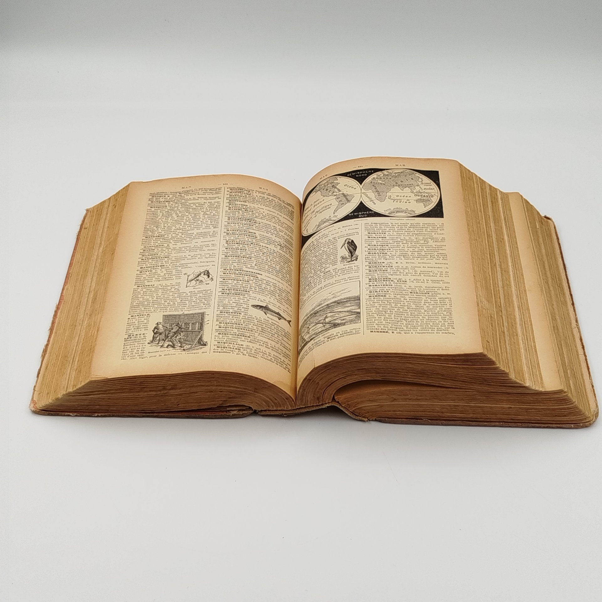 Энциклопедический словарь "Petit Larousse illustre" на французском языке