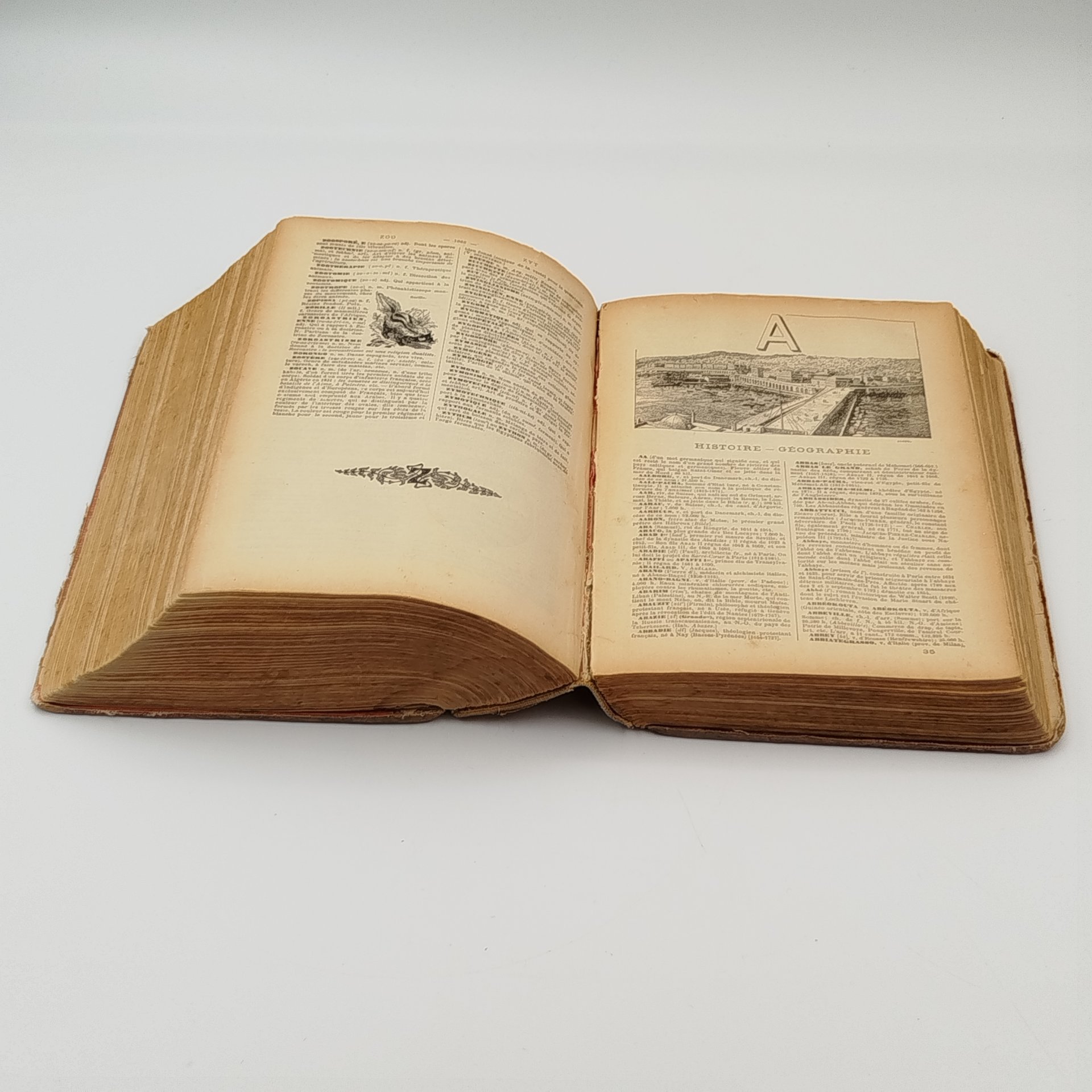 Энциклопедический словарь "Petit Larousse illustre" на французском языке