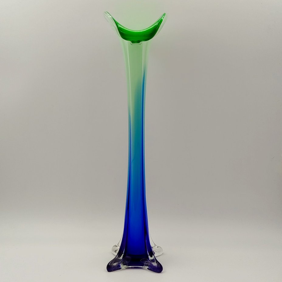 Ваза вытянутой формы с раструбом в виде цветка