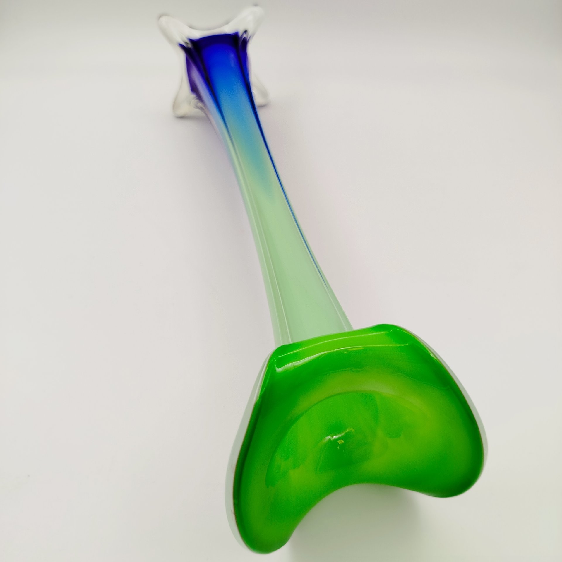 Ваза вытянутой формы с раструбом в виде цветка