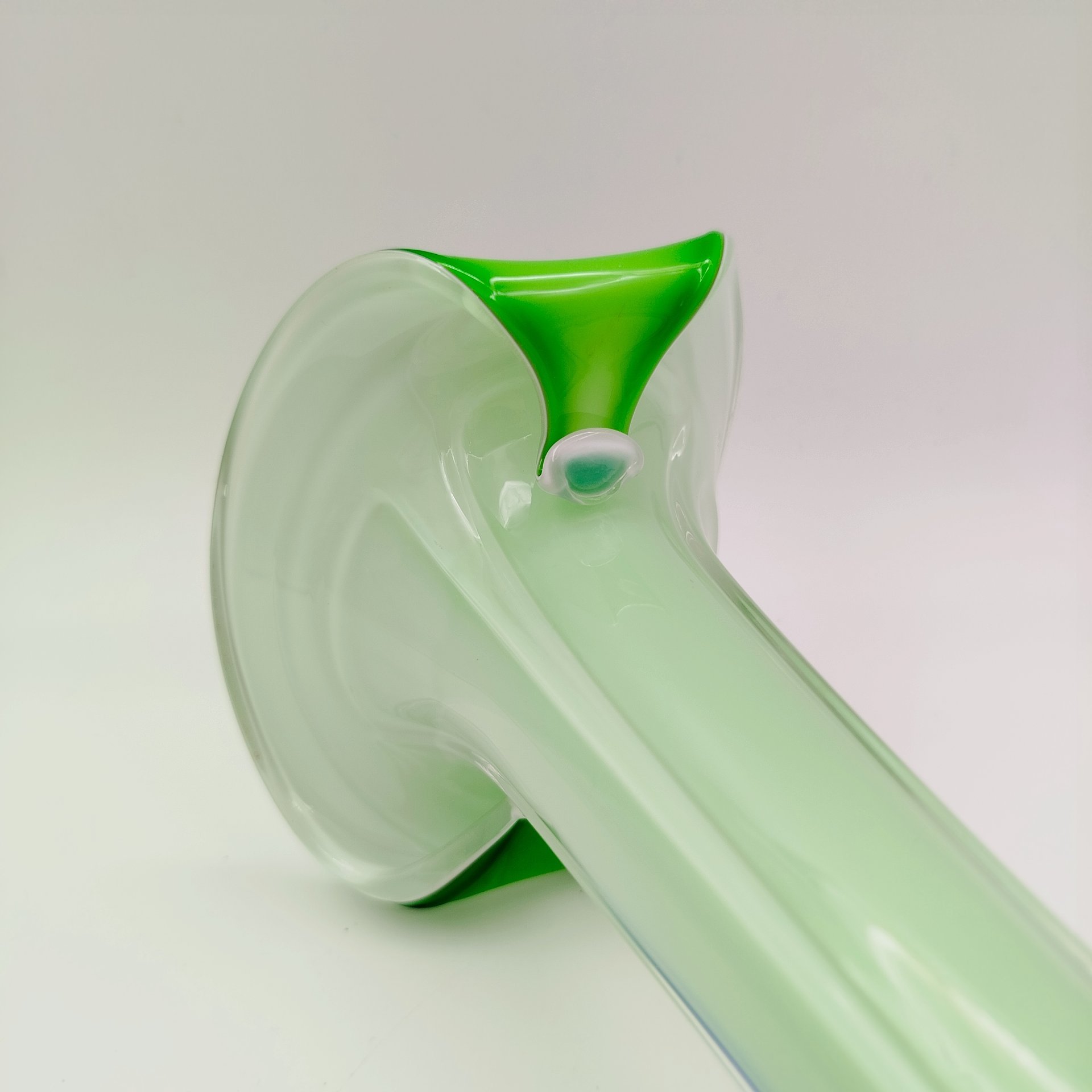 Ваза вытянутой формы с раструбом в виде цветка