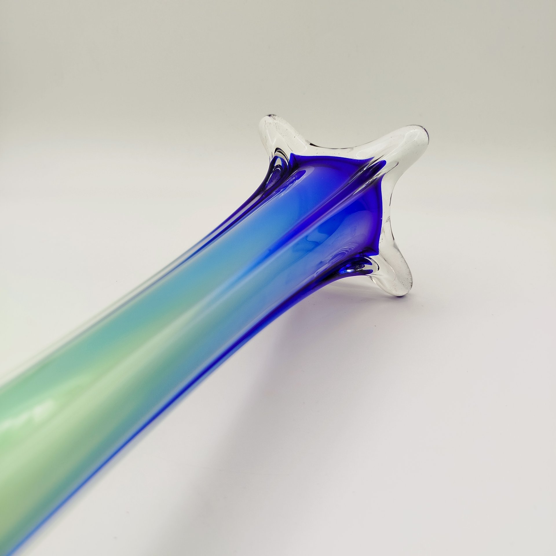 Ваза вытянутой формы с раструбом в виде цветка