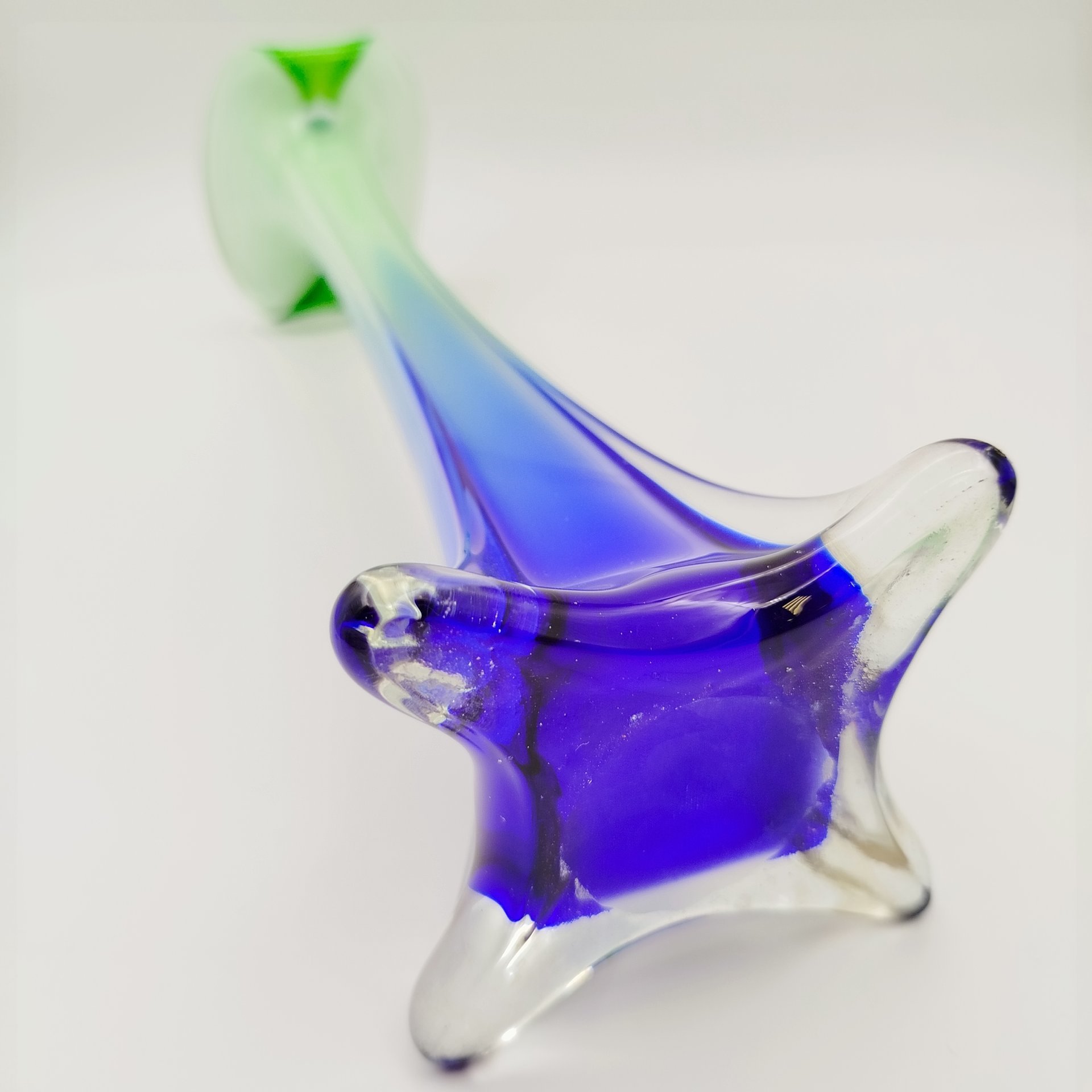 Ваза вытянутой формы с раструбом в виде цветка