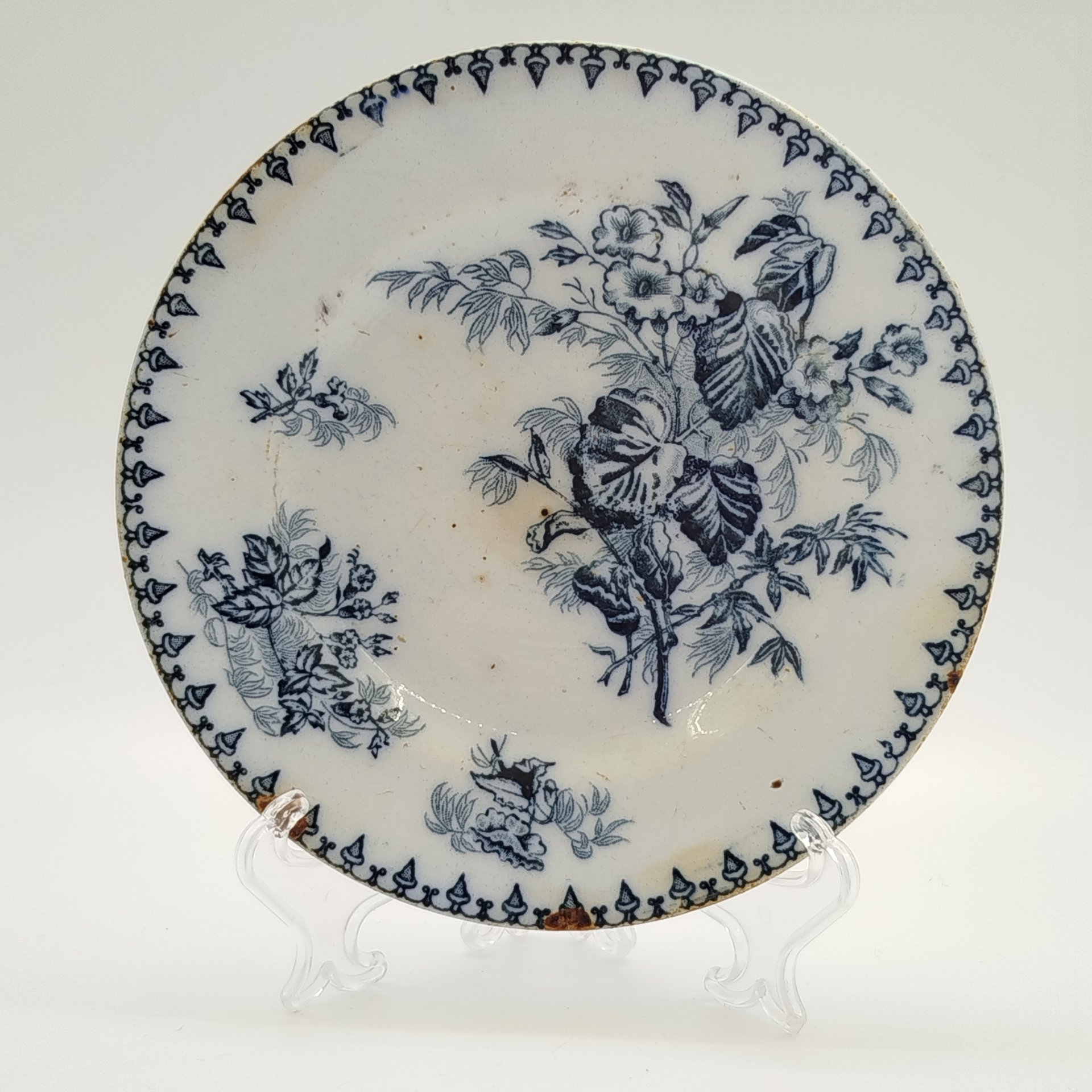 Тарелка пирожковая "Вьюнок", фаянс, деколь, Товарищество М.С. Кузнецова, Российская империя, 1889-1917 гг.