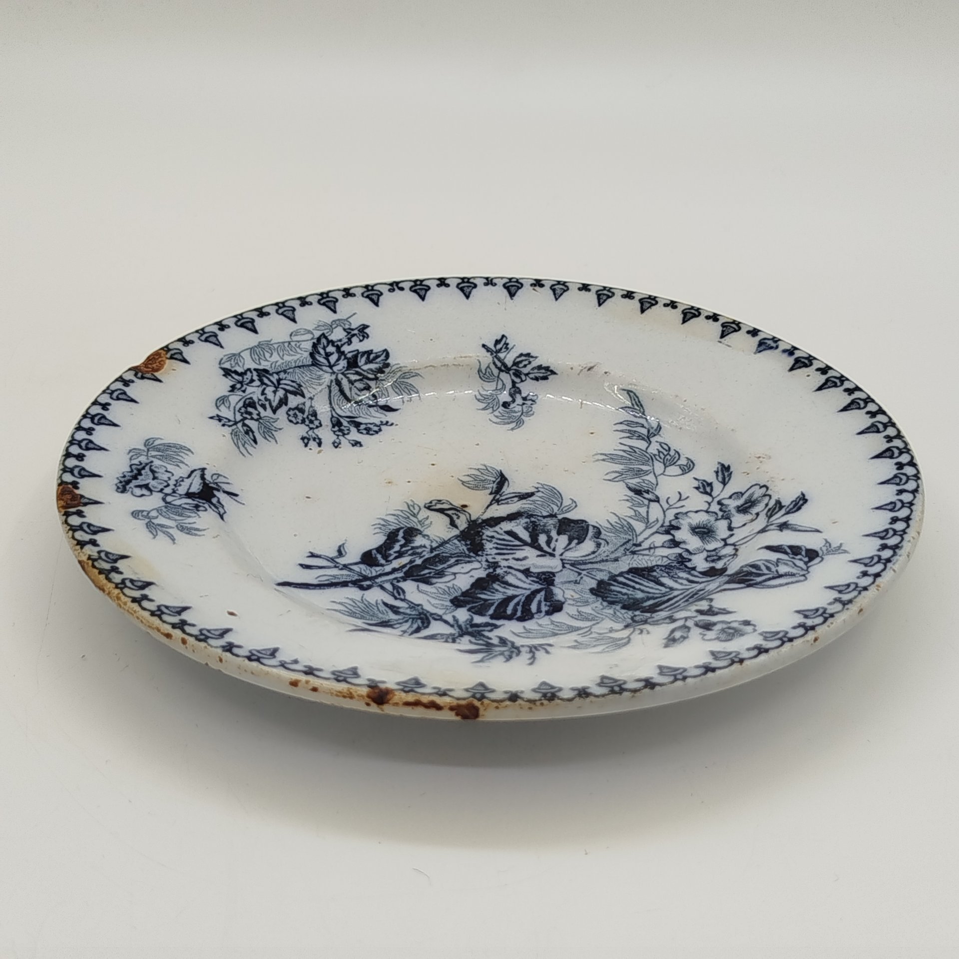 Тарелка пирожковая "Вьюнок", фаянс, деколь, Товарищество М.С. Кузнецова, Российская империя, 1889-1917 гг.