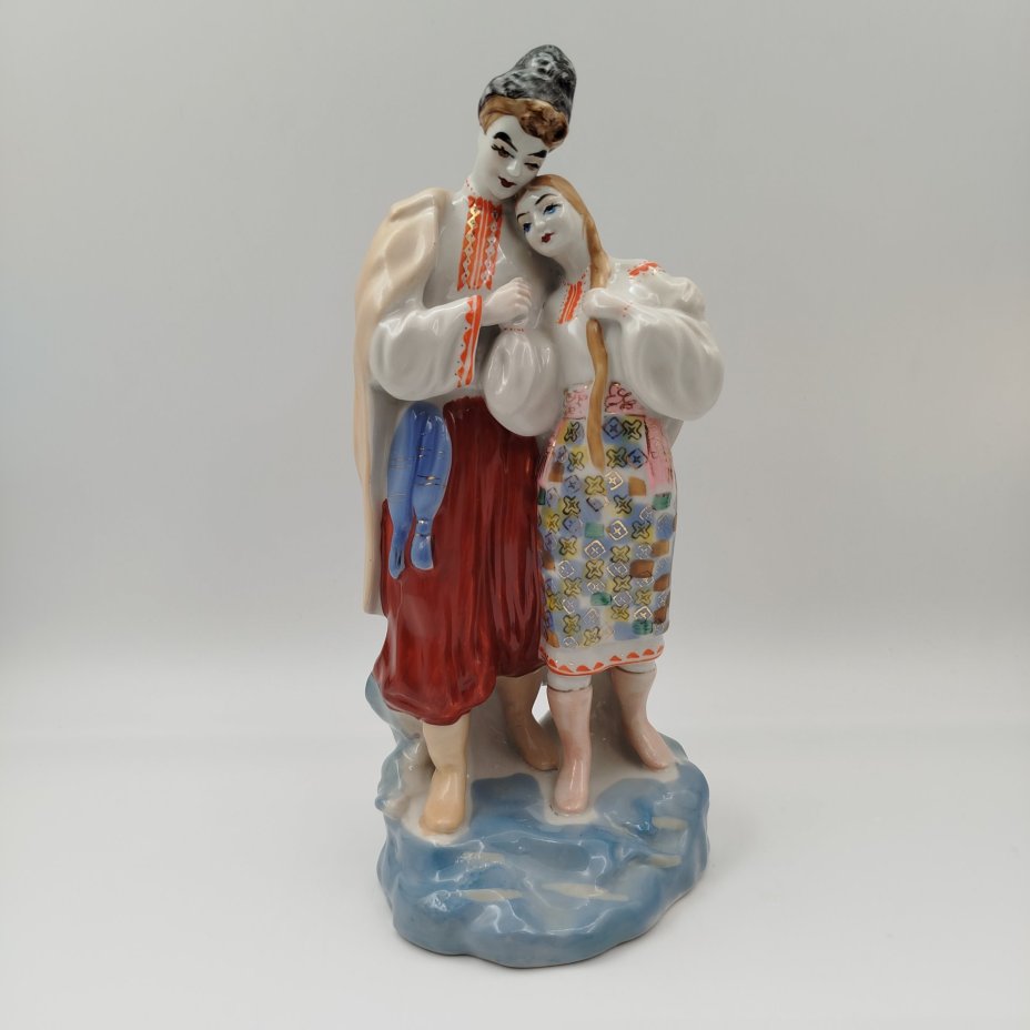 Статуэтка "Майская ночь", скульптор О.Л. Жникруп, фарфор, роспись, золочение, Полонский завод художественной керамики (Полонное ЗХК), СССР, 1973-1991 гг.