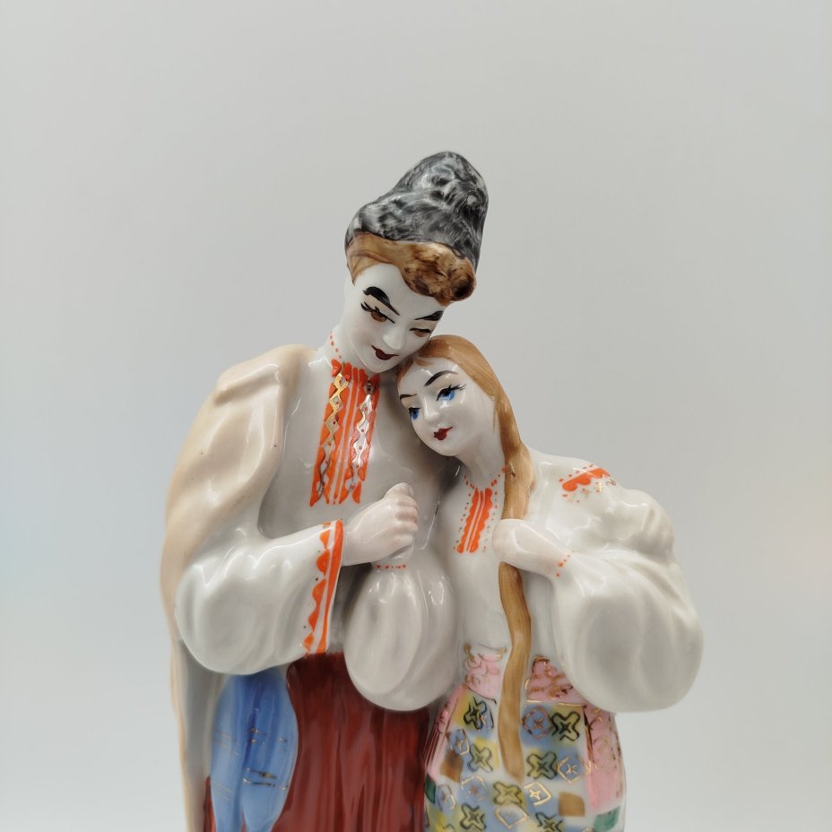 Статуэтка "Майская ночь", скульптор О.Л. Жникруп, фарфор, роспись, золочение, Полонский завод художественной керамики (Полонное ЗХК), СССР, 1973-1991 гг.