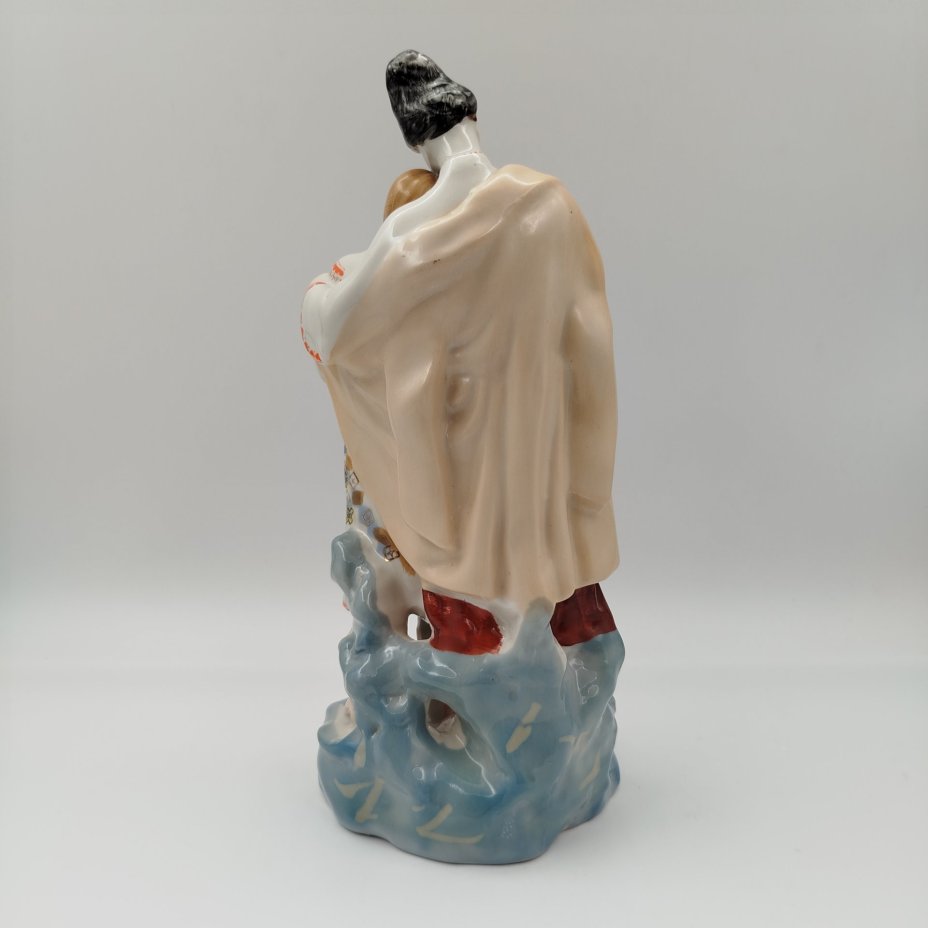 Статуэтка "Майская ночь", скульптор О.Л. Жникруп, фарфор, роспись, золочение, Полонский завод художественной керамики (Полонное ЗХК), СССР, 1973-1991 гг.