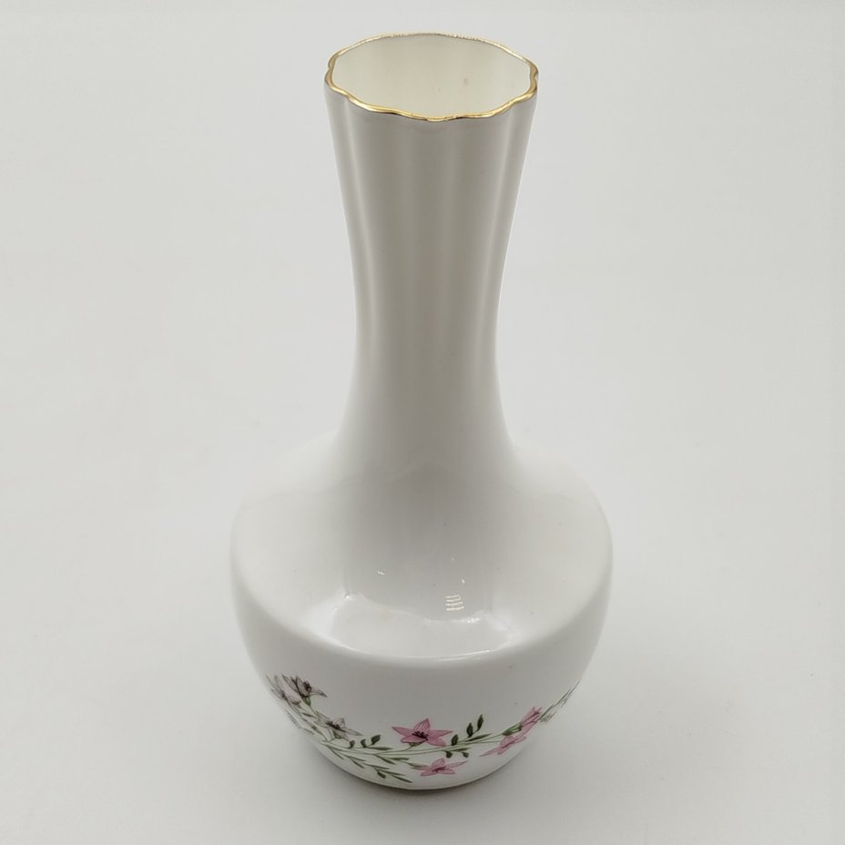 Вазочка с нежным цветочным декором, клеймо "KJ Bone China"