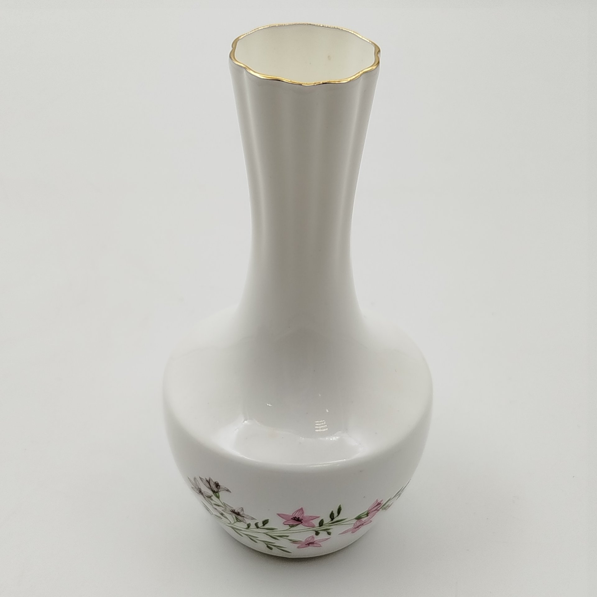 Вазочка с нежным цветочным декором, клеймо "KJ Bone China"