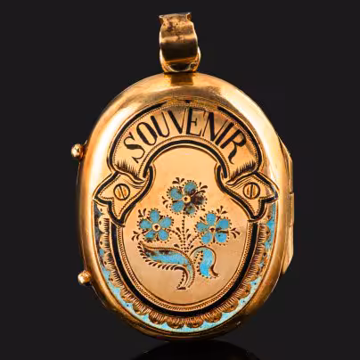 Кулон-локет, украшенный изображениями незабудок и надписью "Souvenir", мастер-монограммист "ОД"