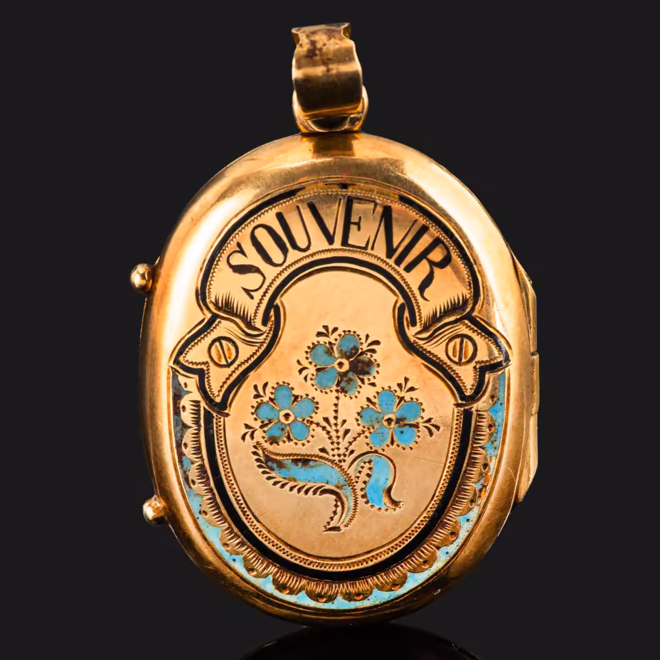 Кулон-локет, украшенный изображениями незабудок и надписью "Souvenir", мастер-монограммист "ОД"