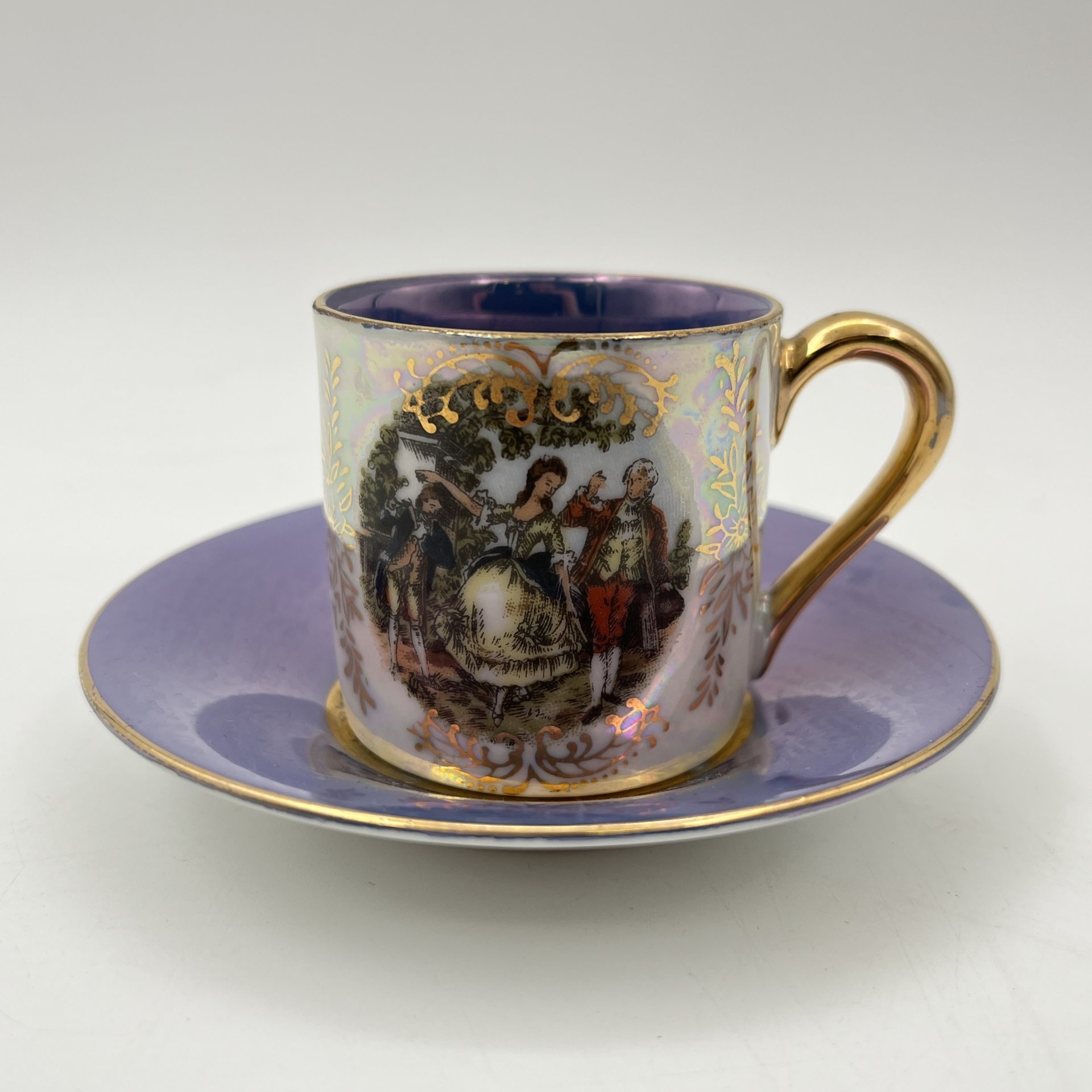 Пара кофейная, украшенная изображением галантной сценой, фарфор, люстр, деколь, золочение, Западная Европа, 1960-1980 гг.