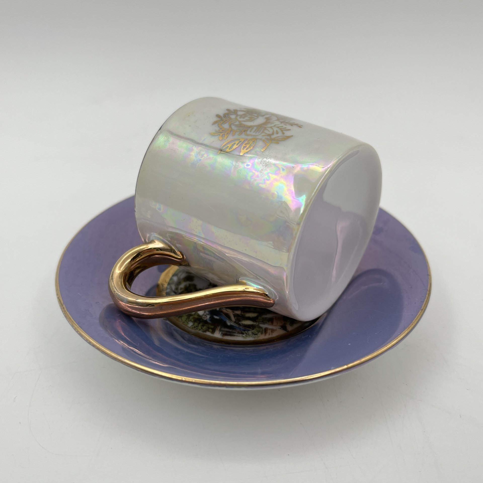 Пара кофейная, украшенная изображением галантной сценой, фарфор, люстр, деколь, золочение, Западная Европа, 1960-1980 гг.