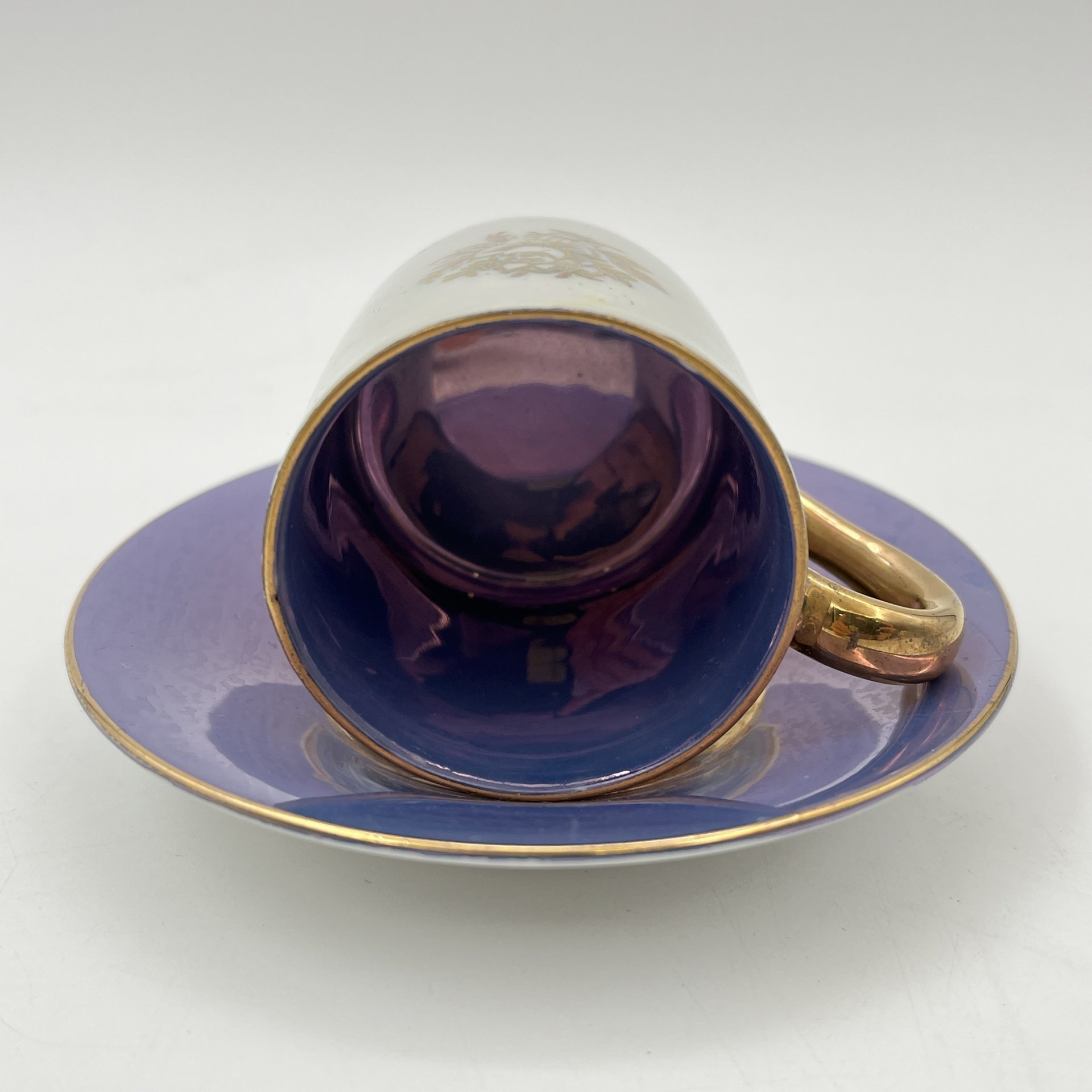 Пара кофейная, украшенная изображением галантной сценой, фарфор, люстр, деколь, золочение, Западная Европа, 1960-1980 гг.