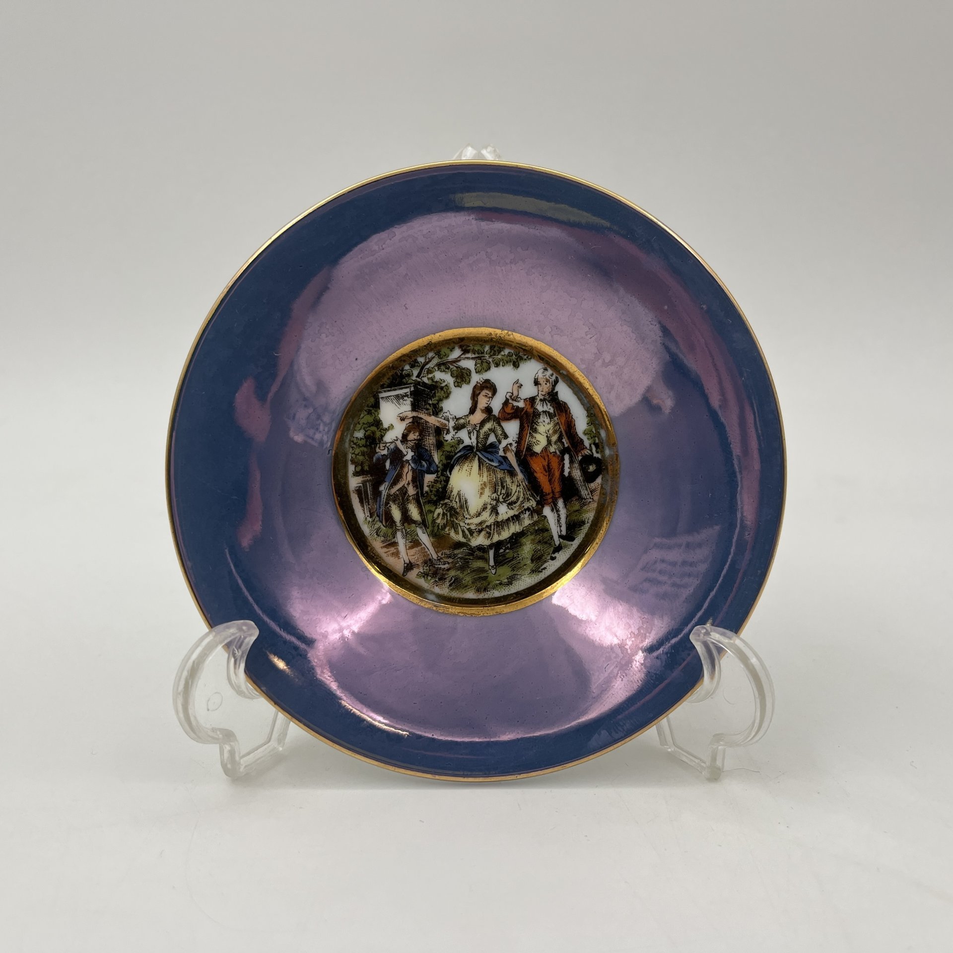 Пара кофейная, украшенная изображением галантной сценой, фарфор, люстр, деколь, золочение, Западная Европа, 1960-1980 гг.