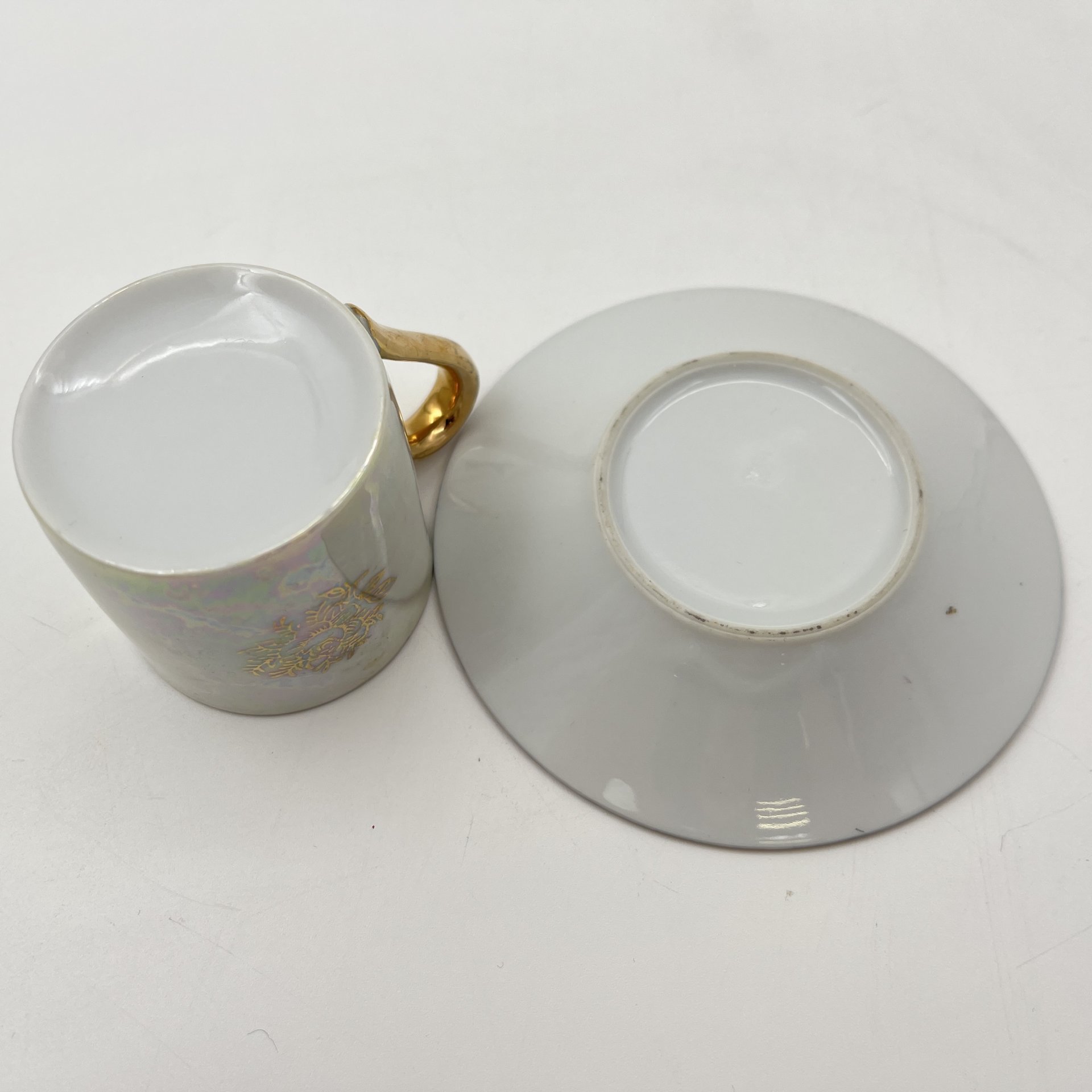 Пара кофейная, украшенная изображением галантной сценой, фарфор, люстр, деколь, золочение, Западная Европа, 1960-1980 гг.